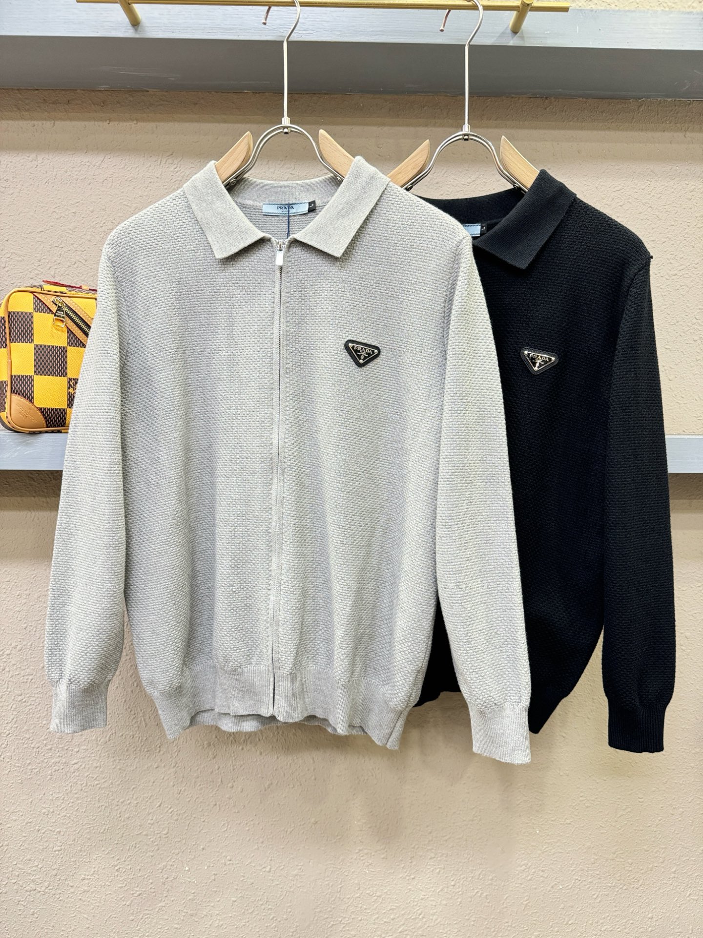 PRADA 普拉达 新品爆款 2025秋冬新品拉链羊毛毛衣 胸前品牌Golo设计，经典简约大气品牌针织羊