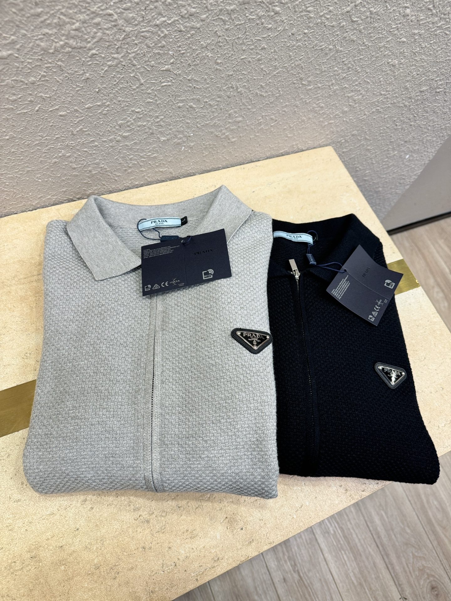 PRADA 普拉达 新品爆款 2025秋冬新品拉链羊毛毛衣 胸前品牌Golo设计，经典简约大气品牌针织羊