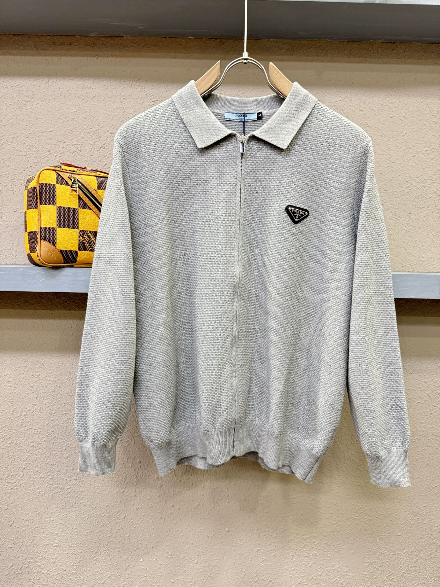 PRADA 普拉达 新品爆款 2025秋冬新品拉链羊毛毛衣 胸前品牌Golo设计，经典简约大气品牌针织羊