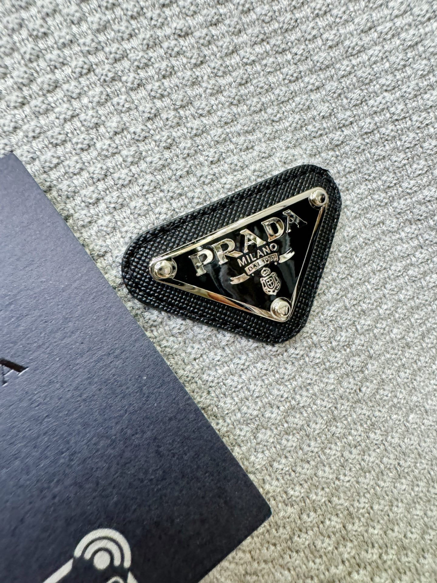 PRADA 普拉达 新品爆款 2025秋冬新品拉链羊毛毛衣 胸前品牌Golo设计，经典简约大气品牌针织羊