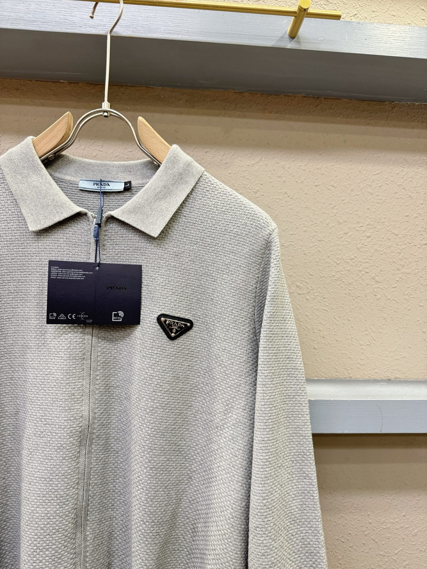 PRADA 普拉达 新品爆款 2025秋冬新品拉链羊毛毛衣 胸前品牌Golo设计，经典简约大气品牌针织羊