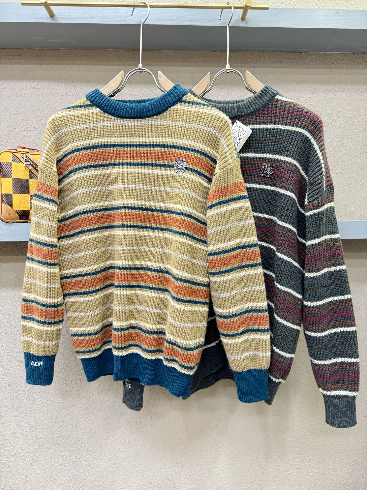 LOEWE罗意威 2025新款毛衣，精工刺绣，羊毛面料，胸前logo设计！贸易公司渠道稀出，同步官网发售