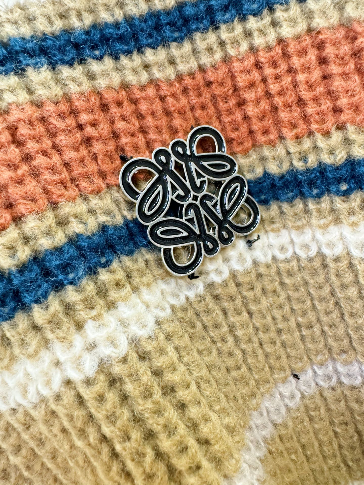 LOEWE罗意威 2025新款毛衣，精工刺绣，羊毛面料，胸前logo设计！贸易公司渠道稀出，同步官网发售