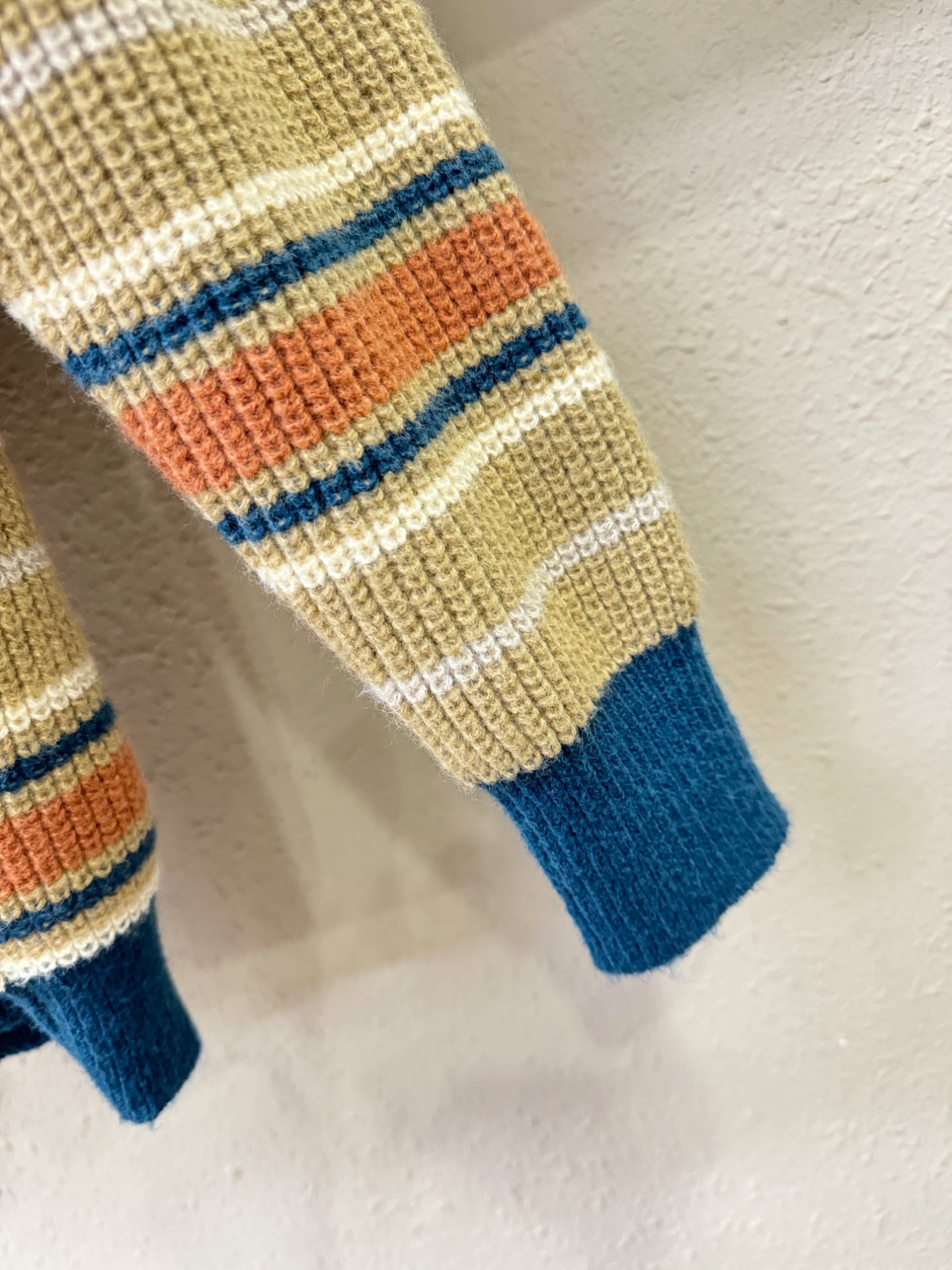 LOEWE罗意威 2025新款毛衣，精工刺绣，羊毛面料，胸前logo设计！贸易公司渠道稀出，同步官网发售