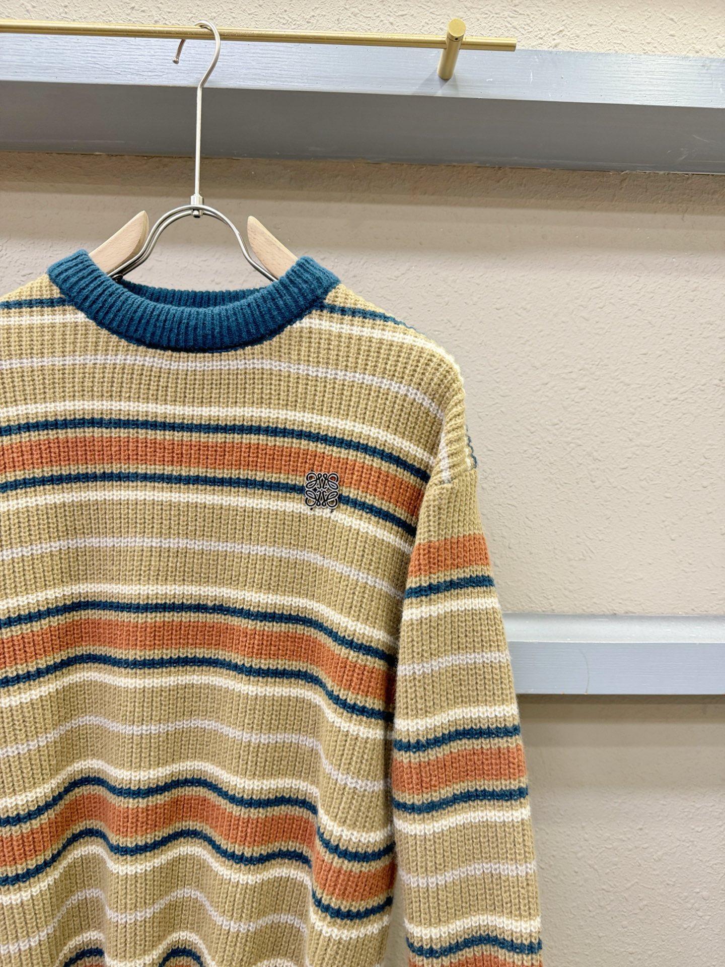 LOEWE罗意威 2025新款毛衣，精工刺绣，羊毛面料，胸前logo设计！贸易公司渠道稀出，同步官网发售