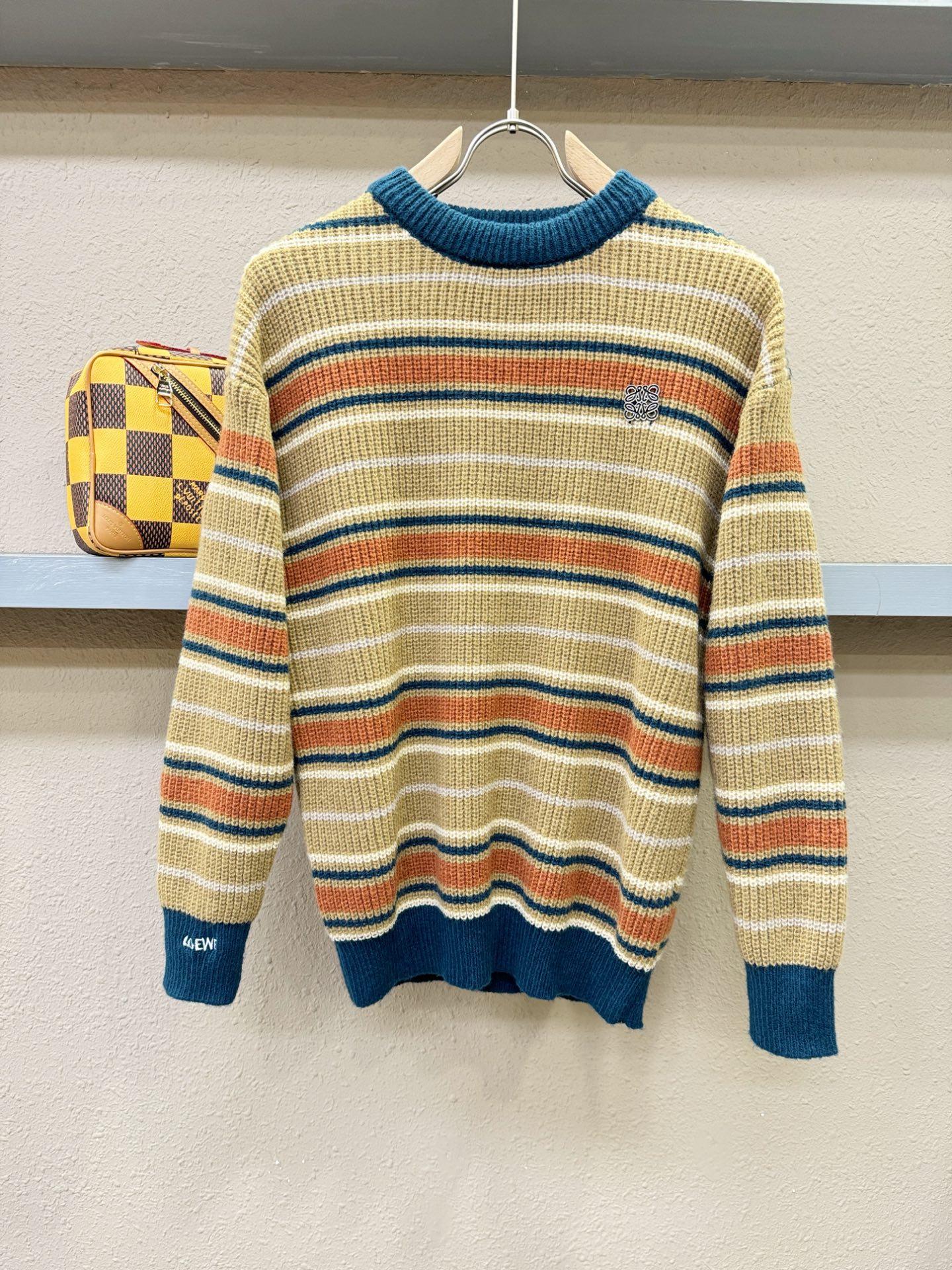 LOEWE罗意威 2025新款毛衣，精工刺绣，羊毛面料，胸前logo设计！贸易公司渠道稀出，同步官网发售