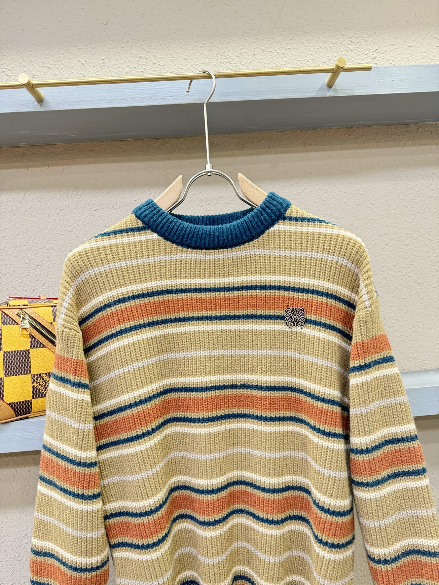 LOEWE罗意威 2025新款毛衣，精工刺绣，羊毛面料，胸前logo设计！贸易公司渠道稀出，同步官网发售