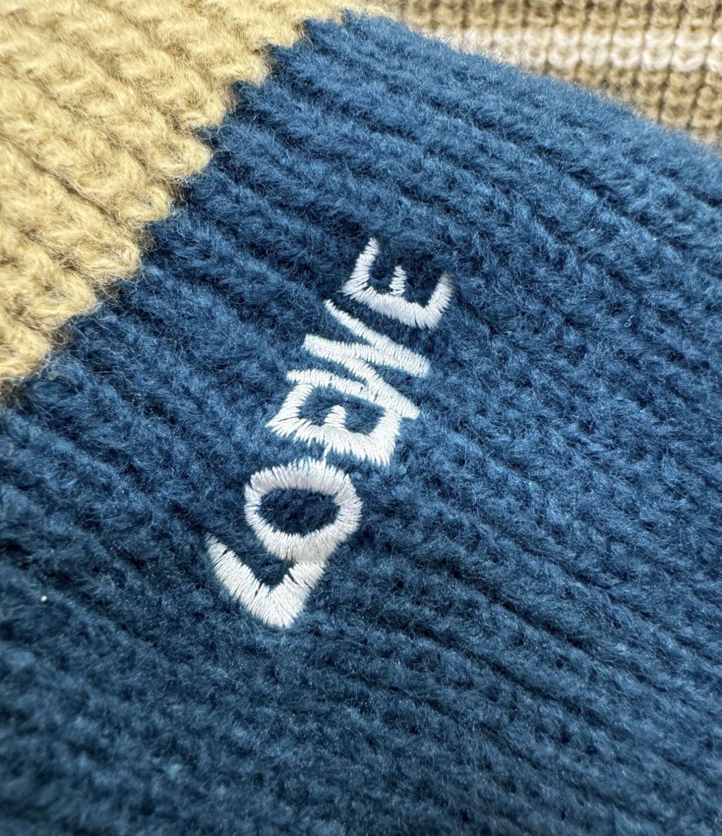 LOEWE罗意威 2025新款毛衣，精工刺绣，羊毛面料，胸前logo设计！贸易公司渠道稀出，同步官网发售