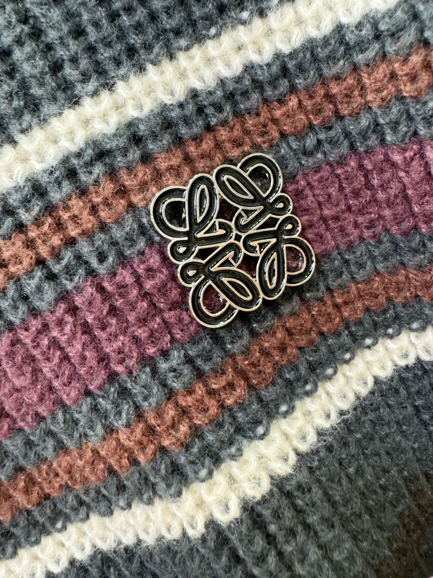 LOEWE罗意威 2025新款毛衣，精工刺绣，羊毛面料，胸前logo设计！贸易公司渠道稀出，同步官网发售