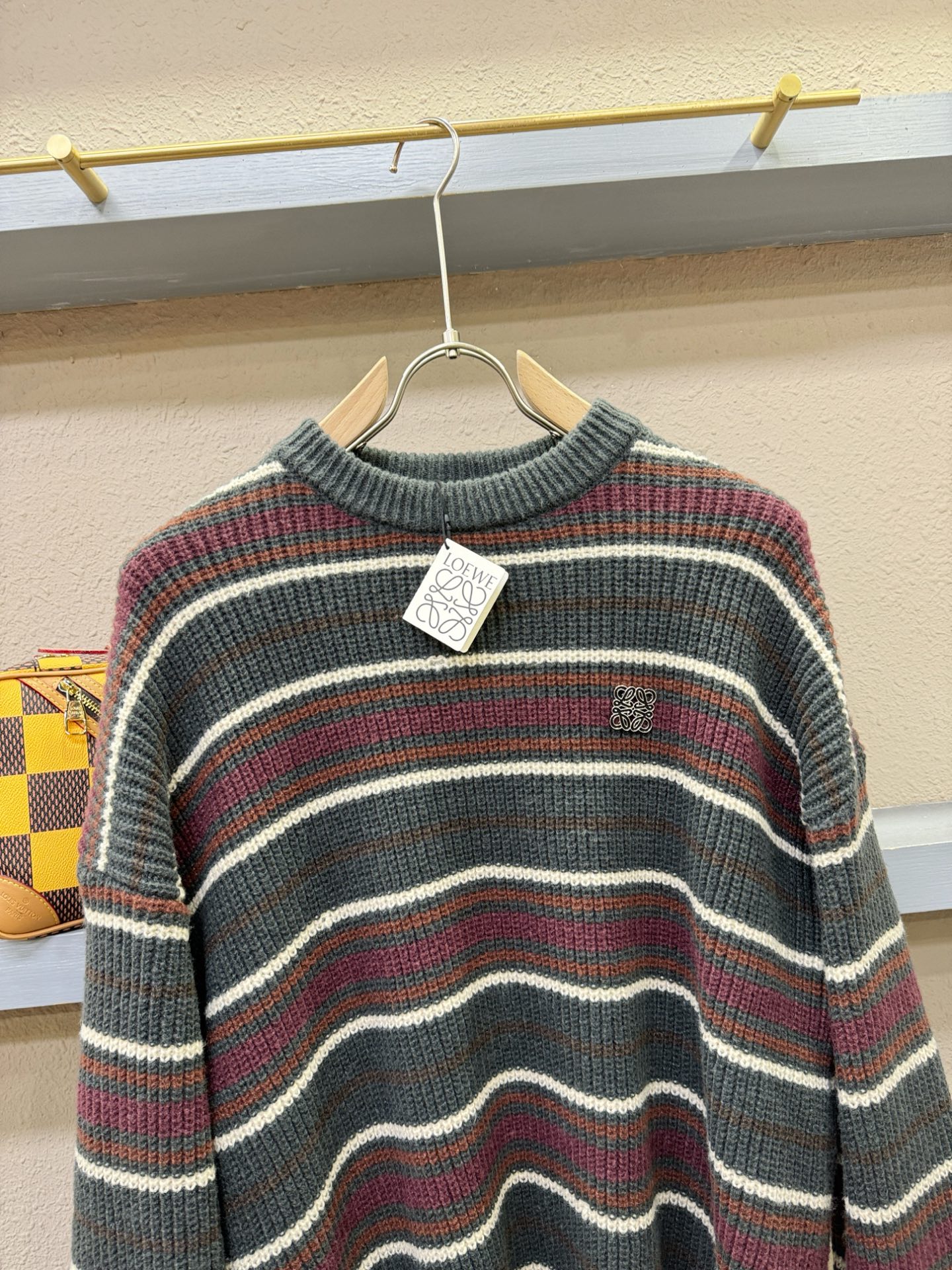 LOEWE罗意威 2025新款毛衣，精工刺绣，羊毛面料，胸前logo设计！贸易公司渠道稀出，同步官网发售
