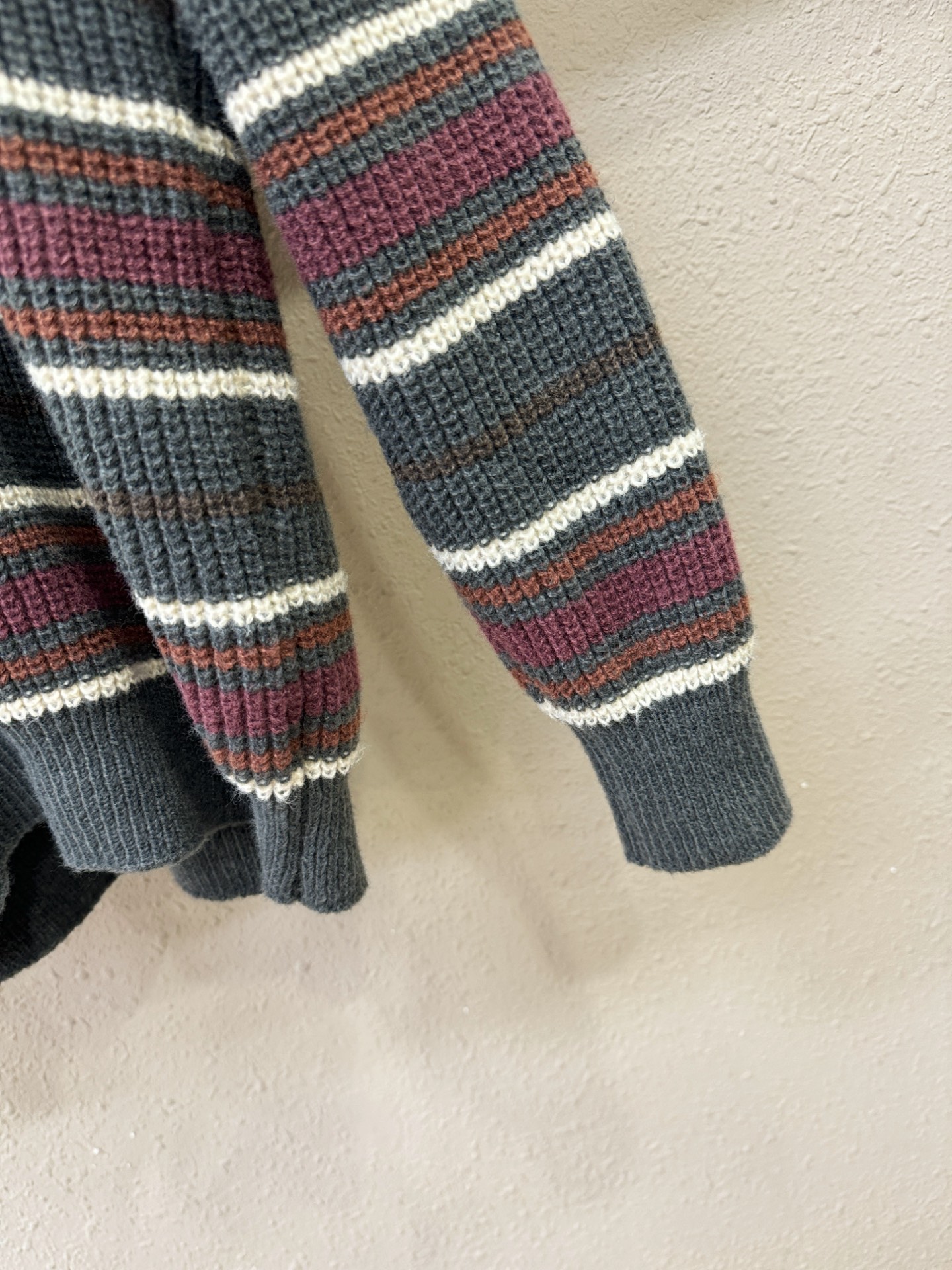 LOEWE罗意威 2025新款毛衣，精工刺绣，羊毛面料，胸前logo设计！贸易公司渠道稀出，同步官网发售