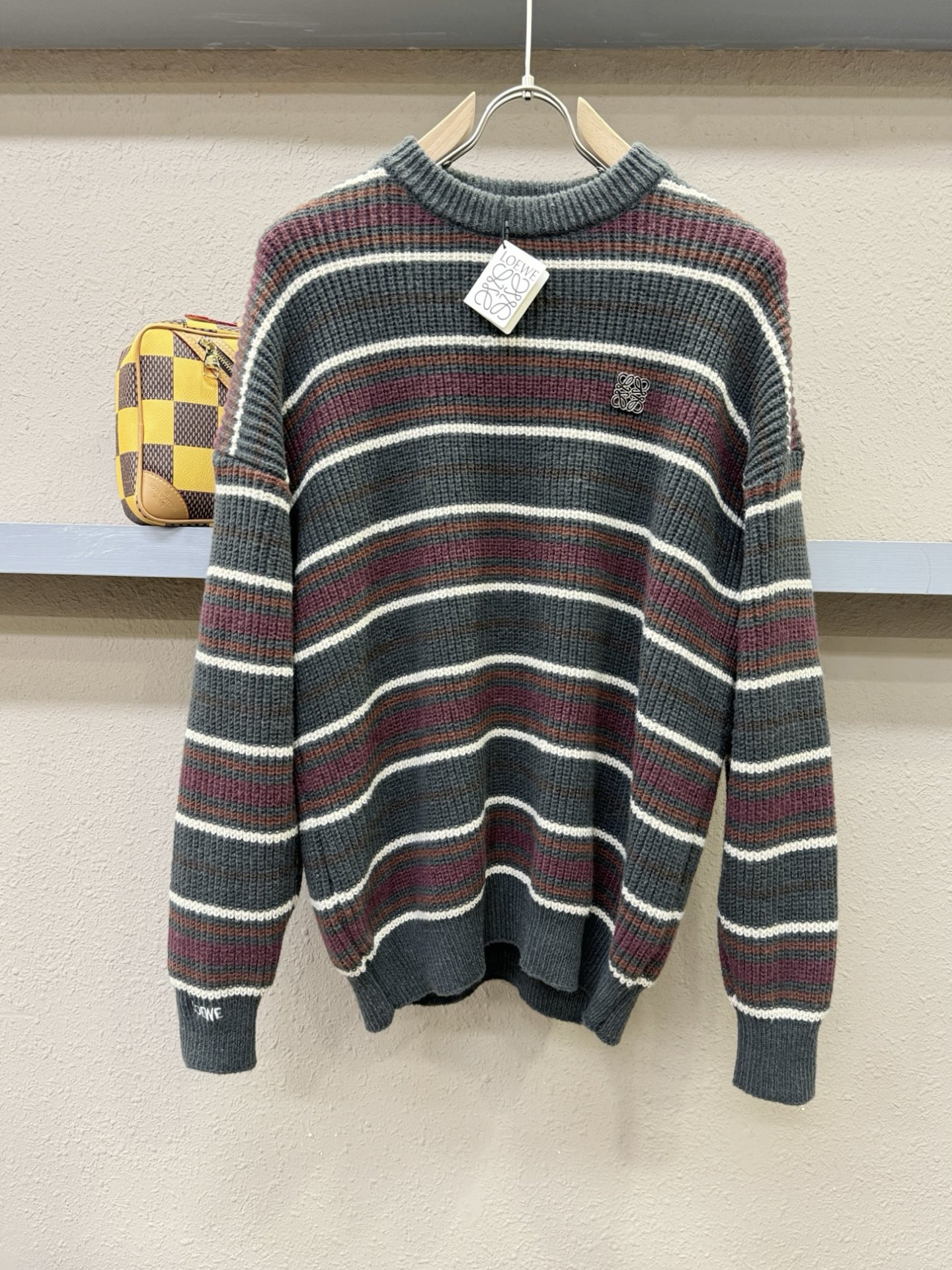 LOEWE罗意威 2025新款毛衣，精工刺绣，羊毛面料，胸前logo设计！贸易公司渠道稀出，同步官网发售