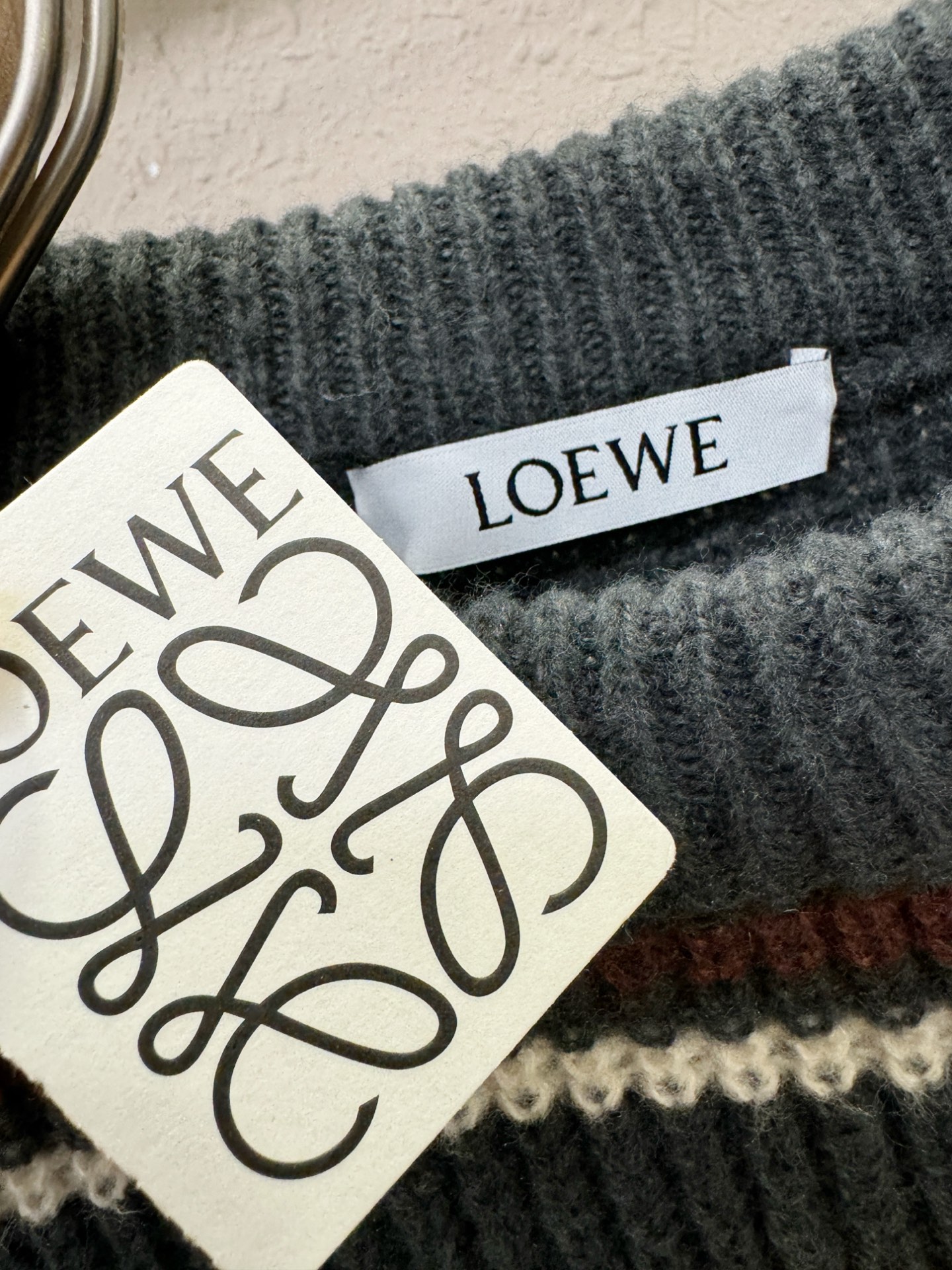 LOEWE罗意威 2025新款毛衣，精工刺绣，羊毛面料，胸前logo设计！贸易公司渠道稀出，同步官网发售