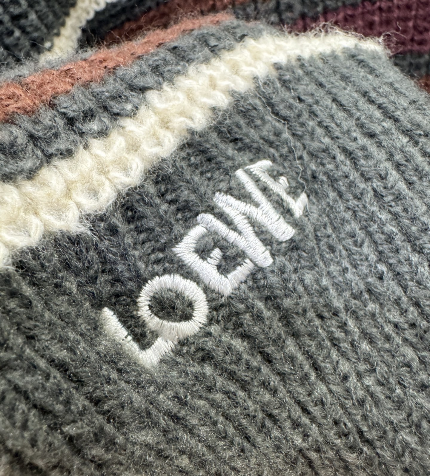 LOEWE罗意威 2025新款毛衣，精工刺绣，羊毛面料，胸前logo设计！贸易公司渠道稀出，同步官网发售