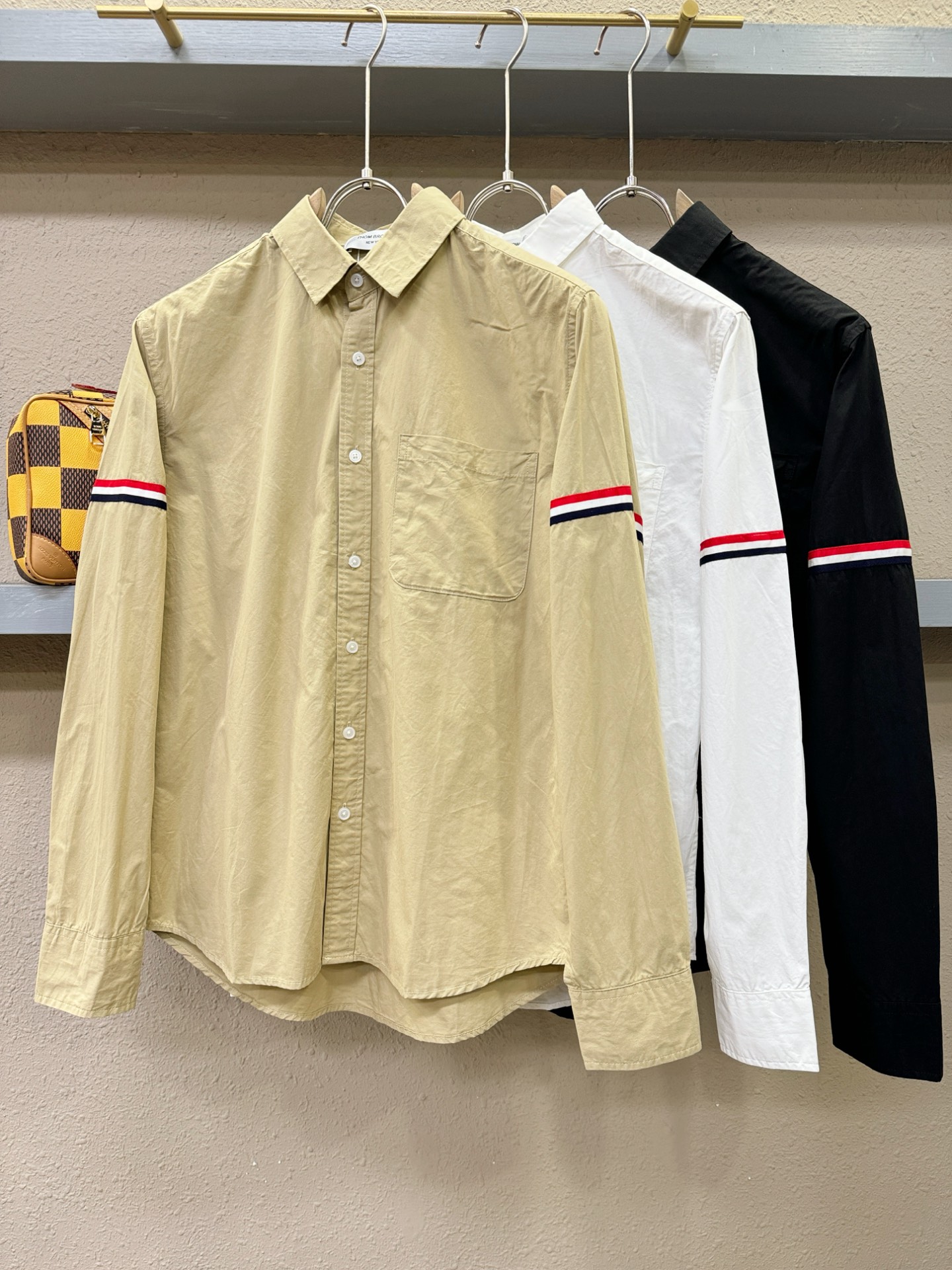 TB 2025新款衬衫，贸易公司渠道稀出，领先官网发售！经典休闲衬衫搭配独特的设计，简洁干净、经典时髦的