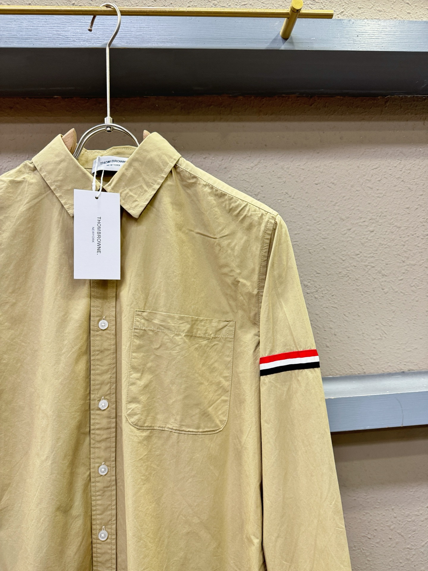 TB 2025新款衬衫，贸易公司渠道稀出，领先官网发售！经典休闲衬衫搭配独特的设计，简洁干净、经典时髦的