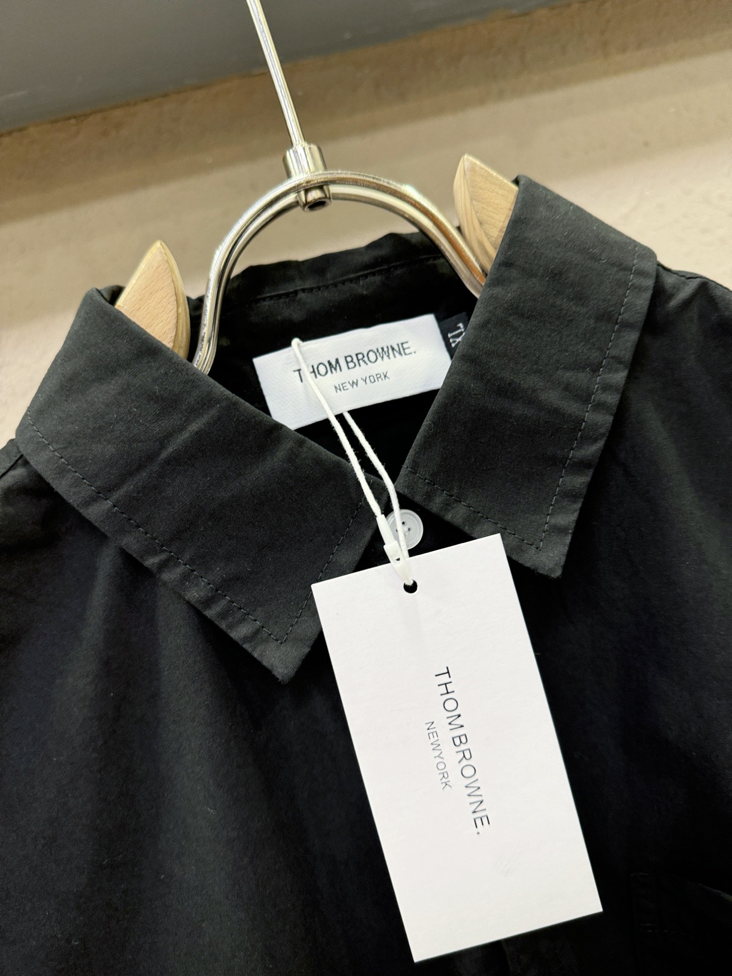 TB 2025新款衬衫，贸易公司渠道稀出，领先官网发售！经典休闲衬衫搭配独特的设计，简洁干净、经典时髦的