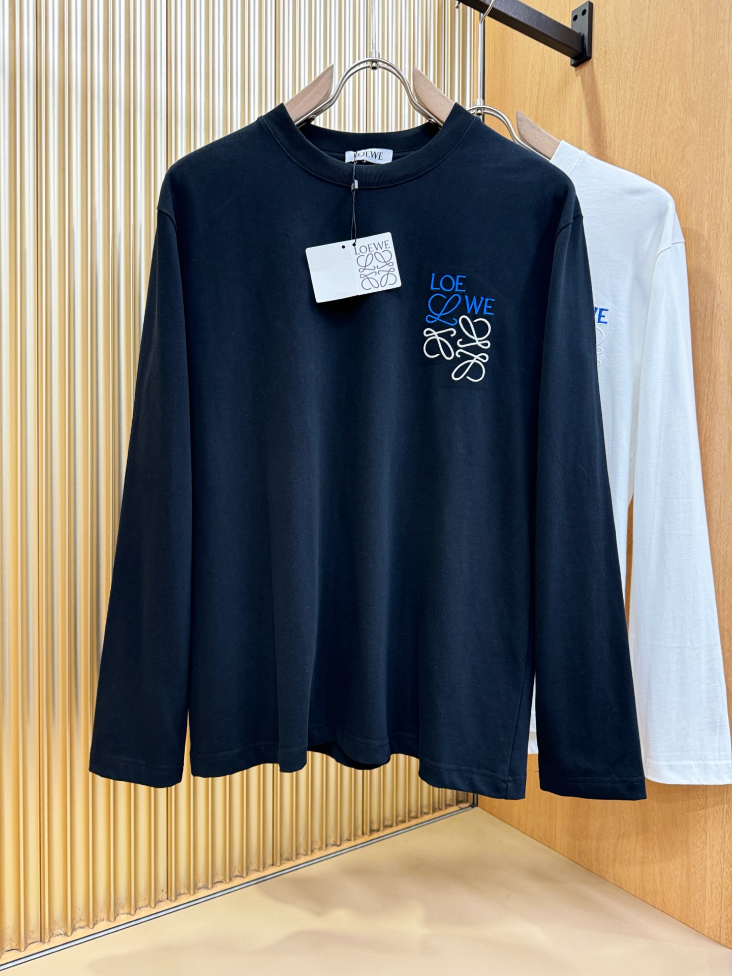 LOEWE罗意威 2025ss秋冬新品 长袖T恤，经典Logo设计，百搭款 官网同步发售 定制面料，柔软