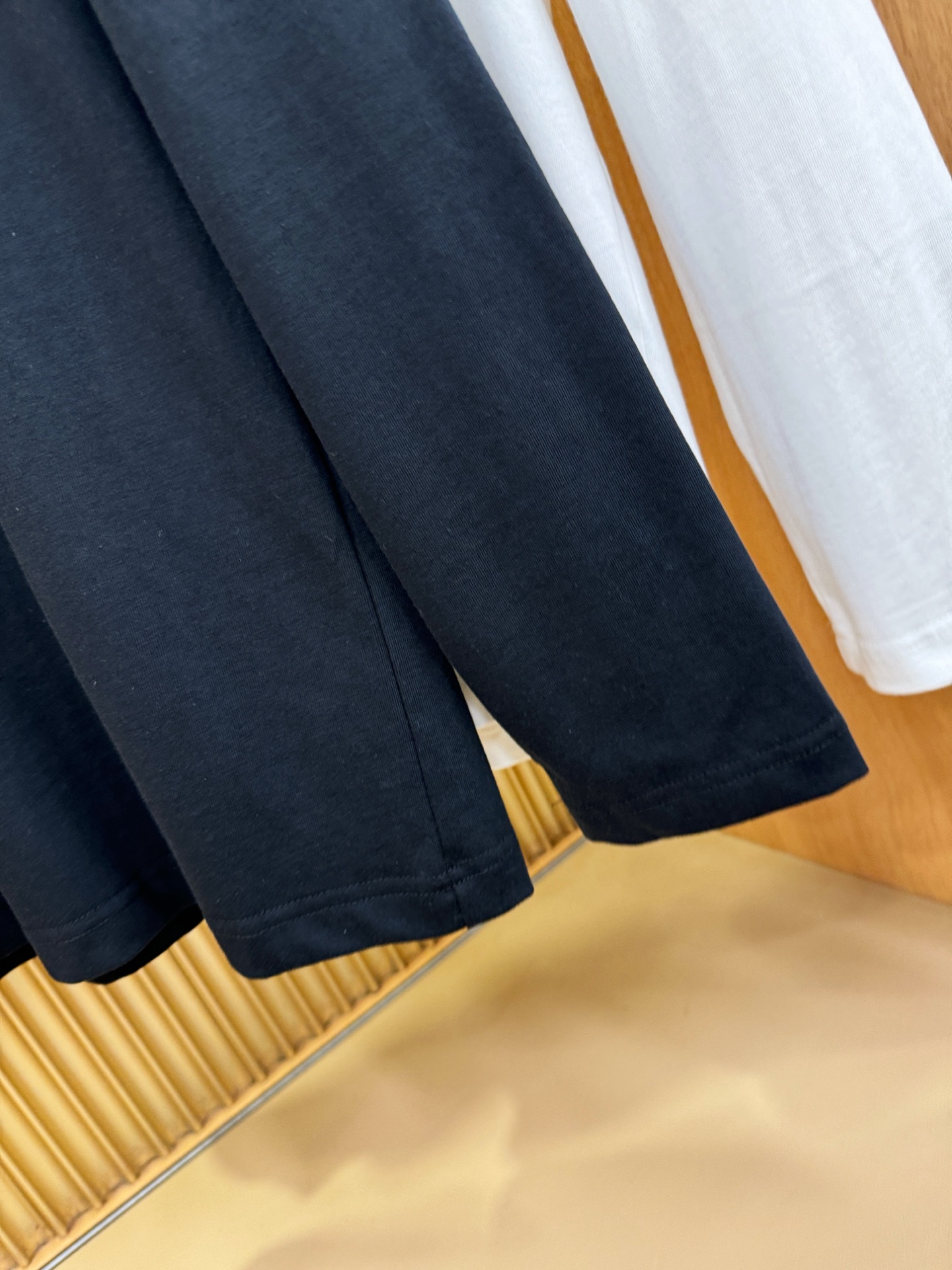 LOEWE罗意威 2025ss秋冬新品 长袖T恤，经典Logo设计，百搭款 官网同步发售 定制面料，柔软