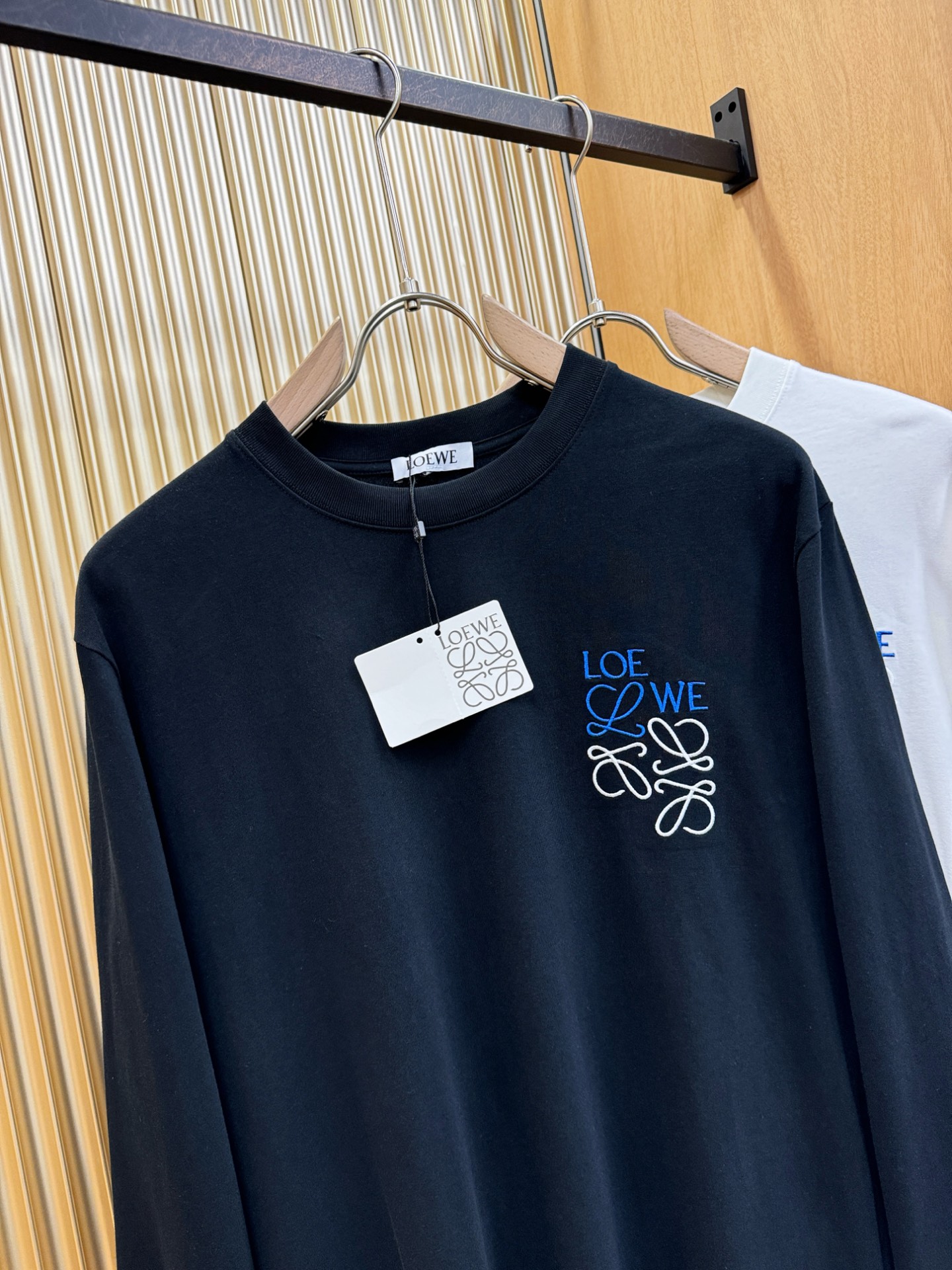 LOEWE罗意威 2025ss秋冬新品 长袖T恤，经典Logo设计，百搭款 官网同步发售 定制面料，柔软