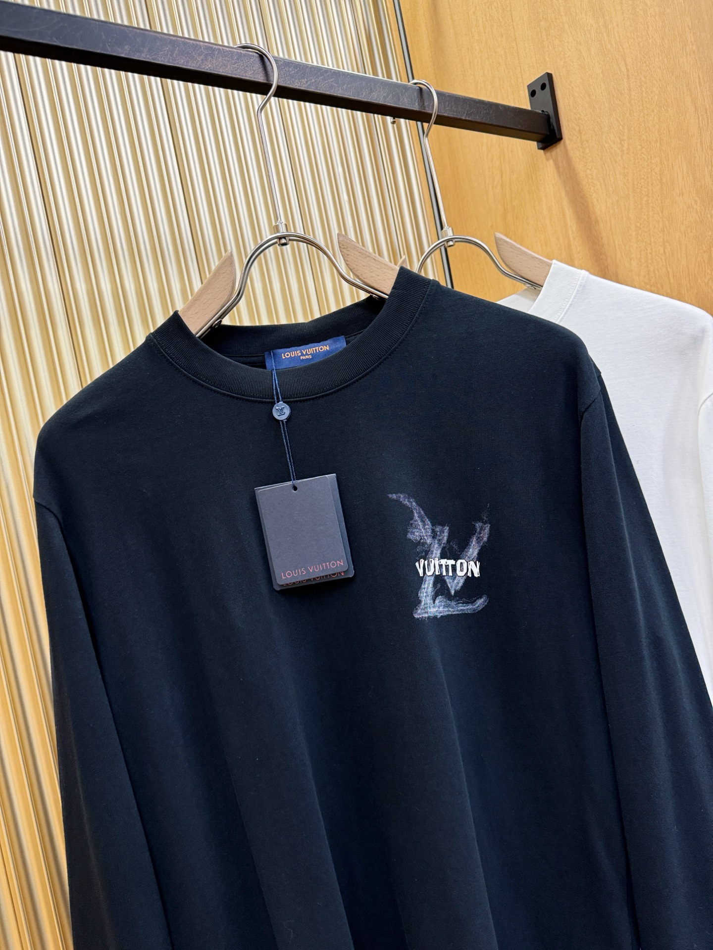 LV路易威登 2025ss秋冬新品 长袖T恤，经典Logo设计，百搭款 官网同步发售 定制面料，柔软细腻