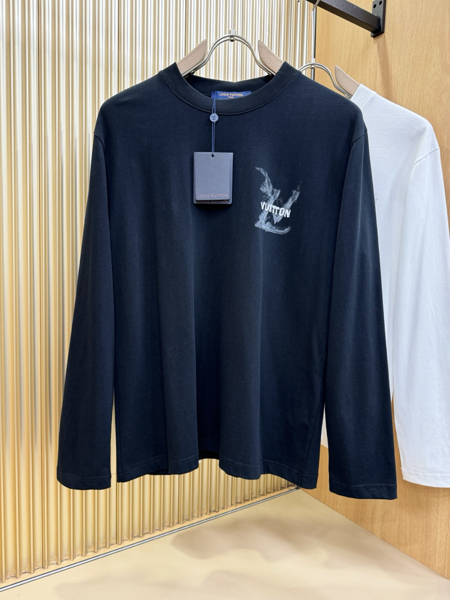 LV路易威登 2025ss秋冬新品 长袖T恤，经典Logo设计，百搭款 官网同步发售 定制面料，柔软细腻