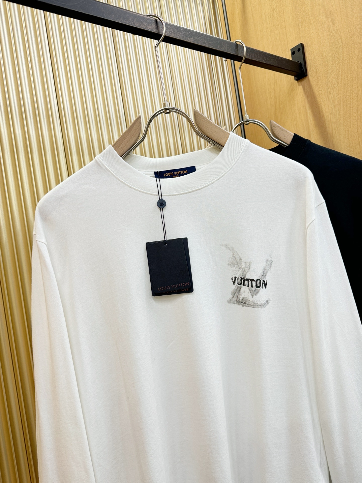 LV路易威登 2025ss秋冬新品 长袖T恤，经典Logo设计，百搭款 官网同步发售 定制面料，柔软细腻