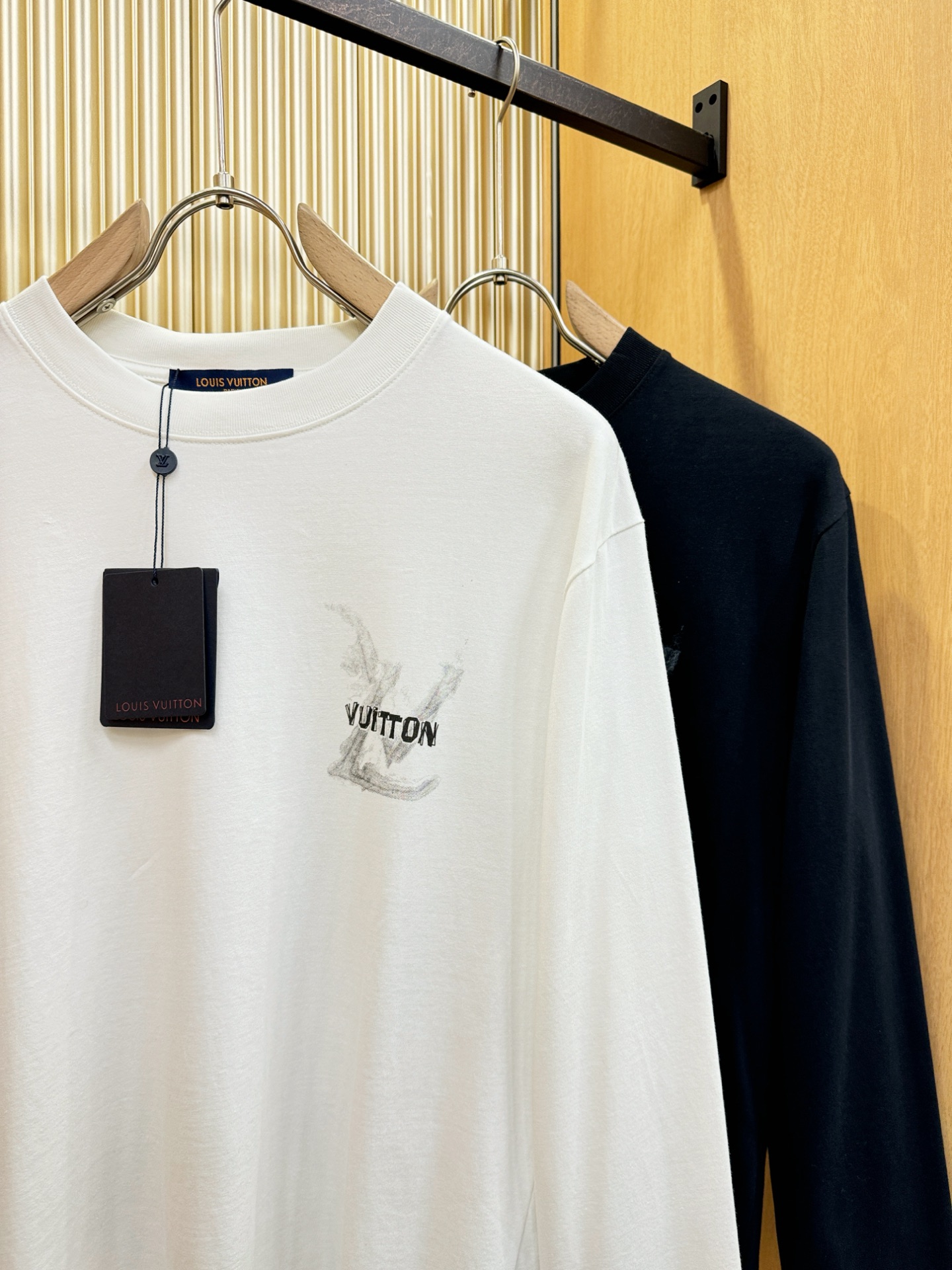 LV路易威登 2025ss秋冬新品 长袖T恤，经典Logo设计，百搭款 官网同步发售 定制面料，柔软细腻