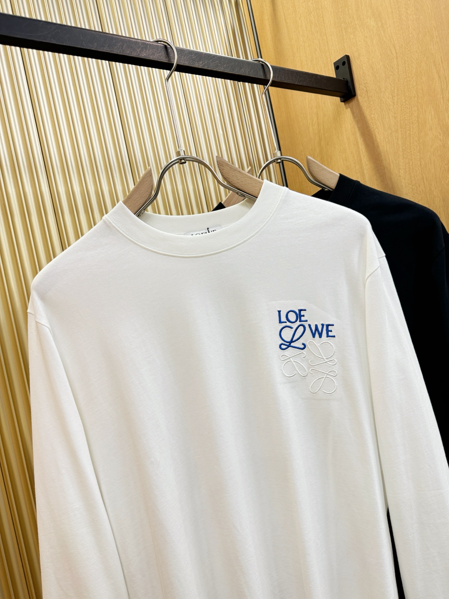 LOEWE罗意威 2025ss秋冬新品 长袖T恤，经典Logo设计，百搭款 官网同步发售 定制面料，柔软