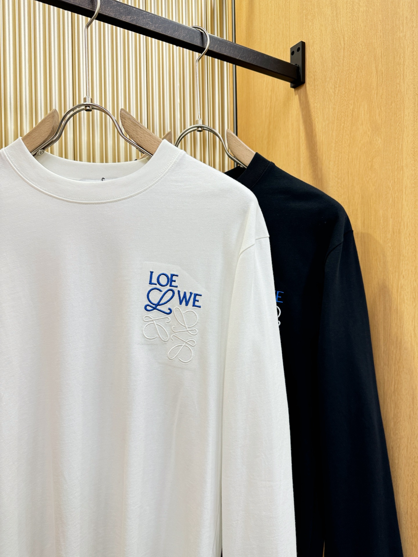 LOEWE罗意威 2025ss秋冬新品 长袖T恤，经典Logo设计，百搭款 官网同步发售 定制面料，柔软