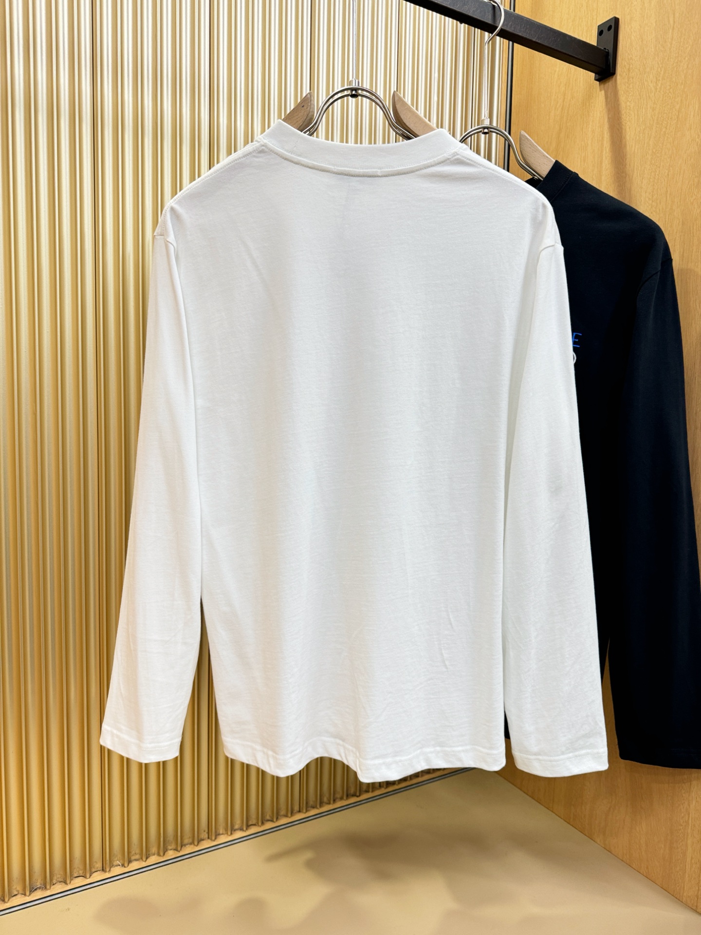 LOEWE罗意威 2025ss秋冬新品 长袖T恤，经典Logo设计，百搭款 官网同步发售 定制面料，柔软