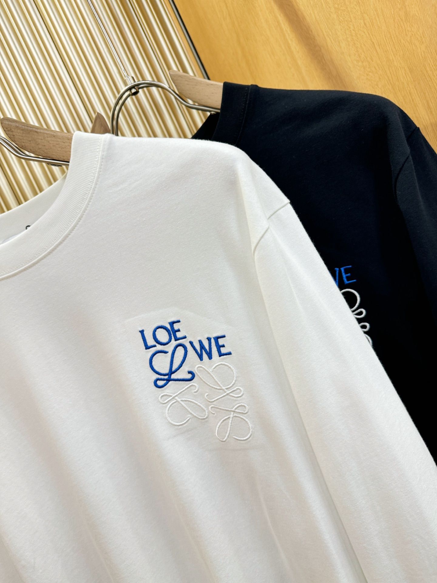 LOEWE罗意威 2025ss秋冬新品 长袖T恤，经典Logo设计，百搭款 官网同步发售 定制面料，柔软