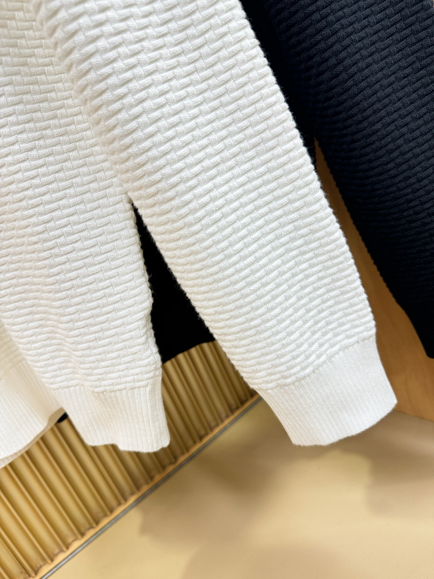 Moncler蒙口 2025新款毛衣，胸前logo设计！贸易公司渠道稀出，同步官网发售！秋冬系列经典设计