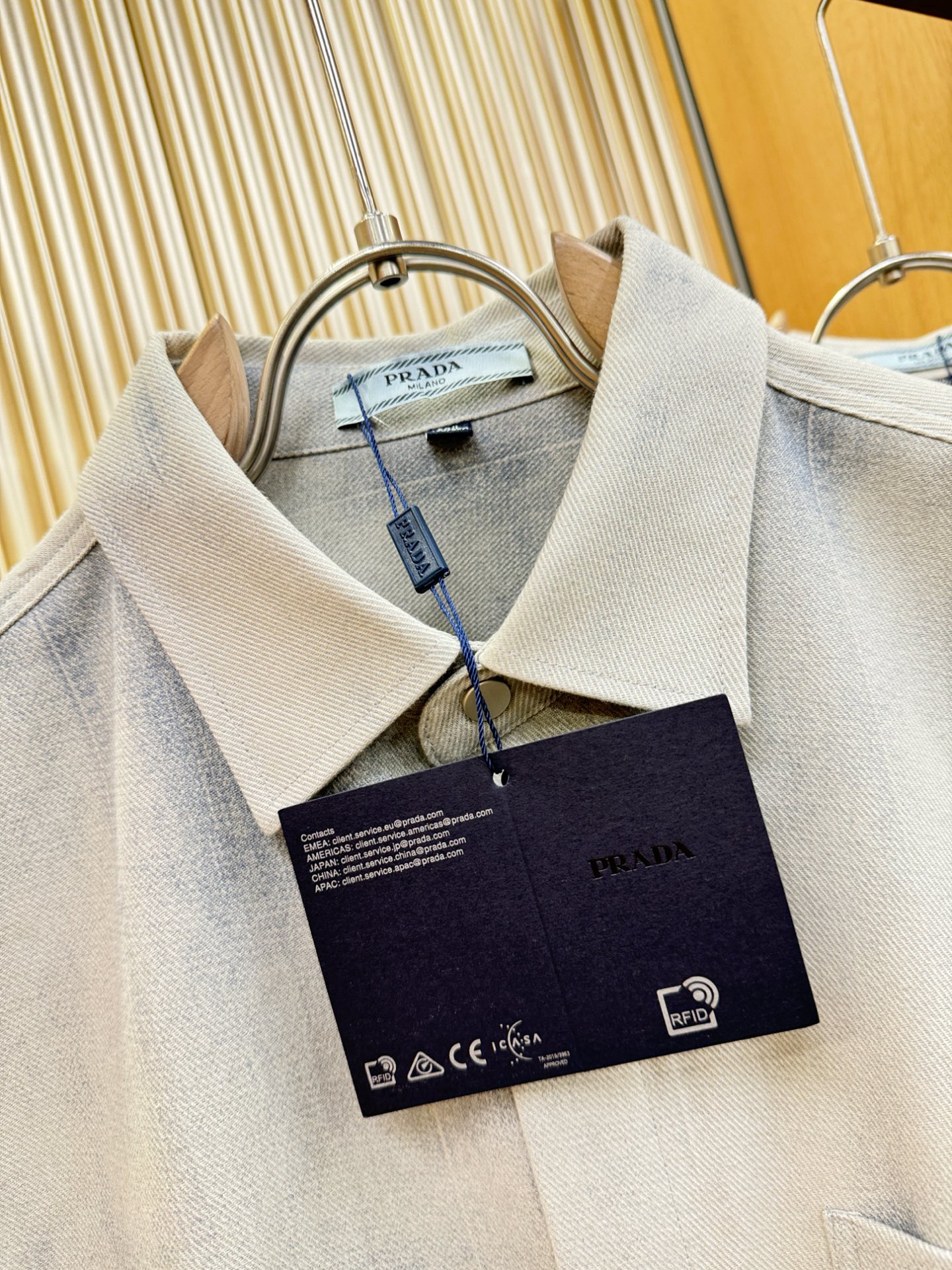 PRADA 普拉达 2025新款衬衫，贸易公司渠道稀出，领先官网发售！经典休闲衬衫搭配独特的设计，简洁干