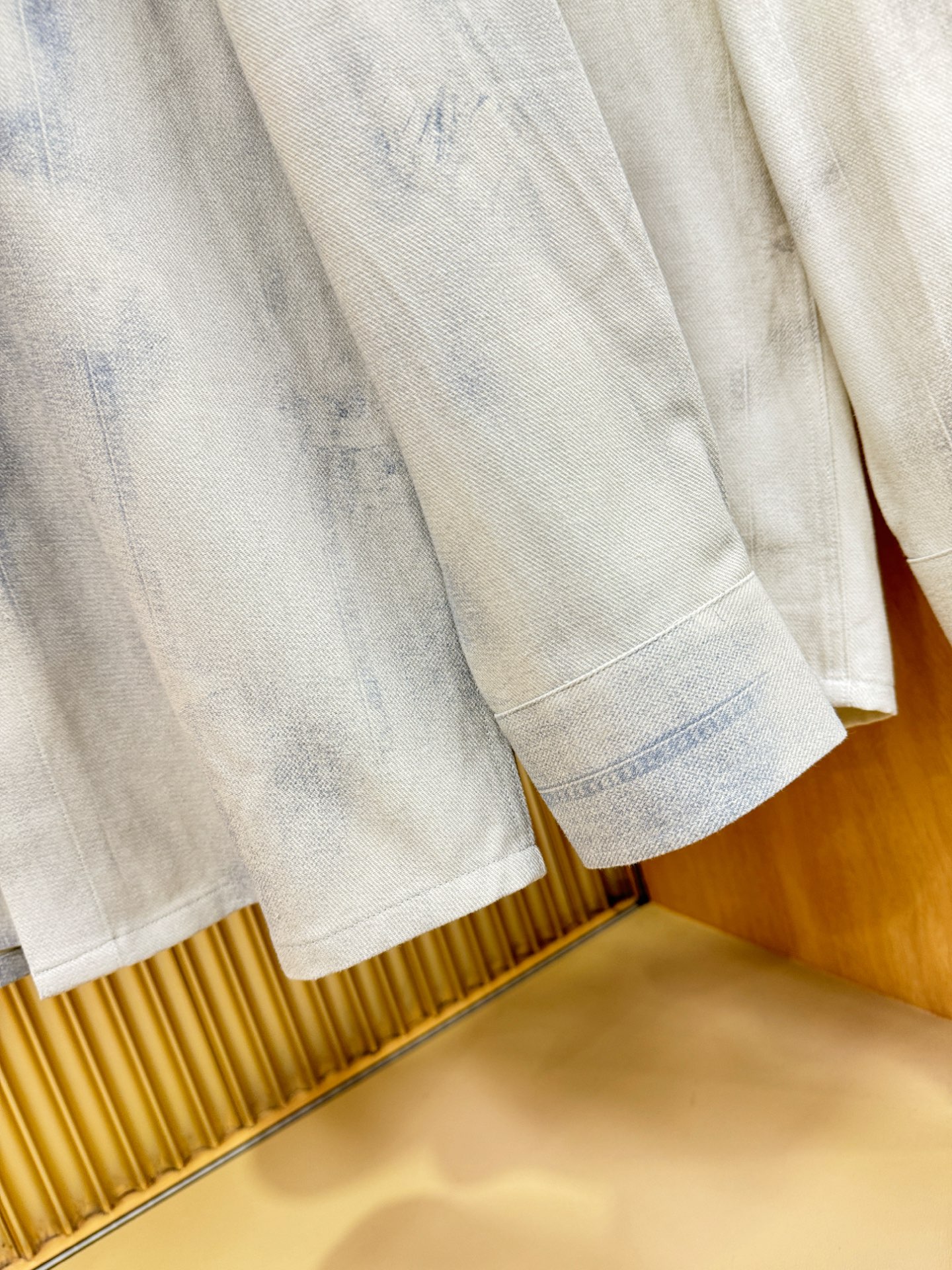 PRADA 普拉达 2025新款衬衫，贸易公司渠道稀出，领先官网发售！经典休闲衬衫搭配独特的设计，简洁干