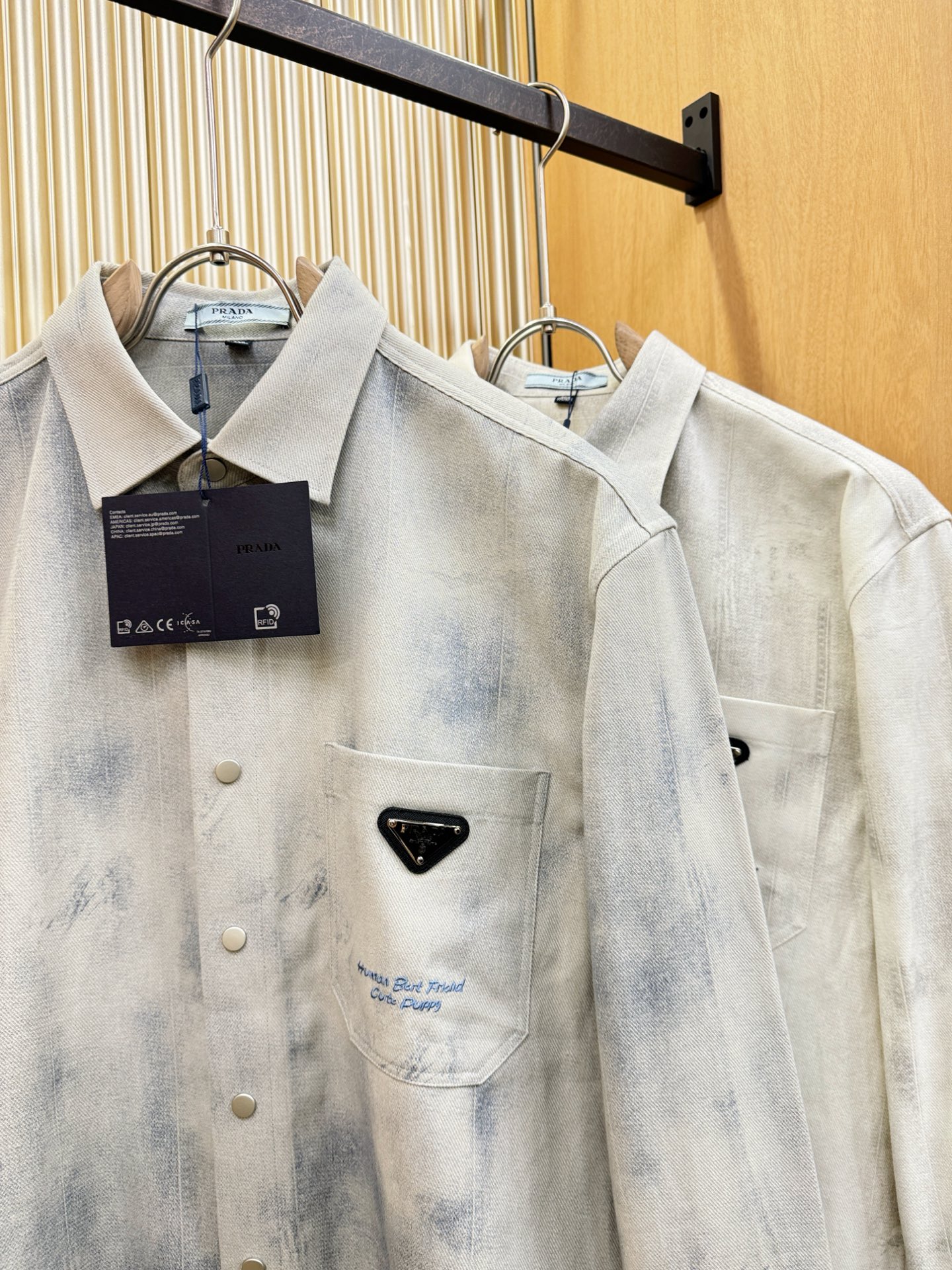 PRADA 普拉达 2025新款衬衫，贸易公司渠道稀出，领先官网发售！经典休闲衬衫搭配独特的设计，简洁干