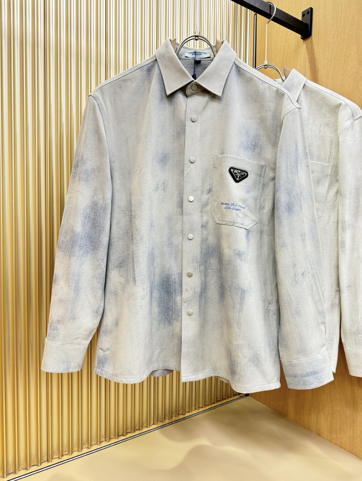 PRADA 普拉达 2025新款衬衫，贸易公司渠道稀出，领先官网发售！经典休闲衬衫搭配独特的设计，简洁干
