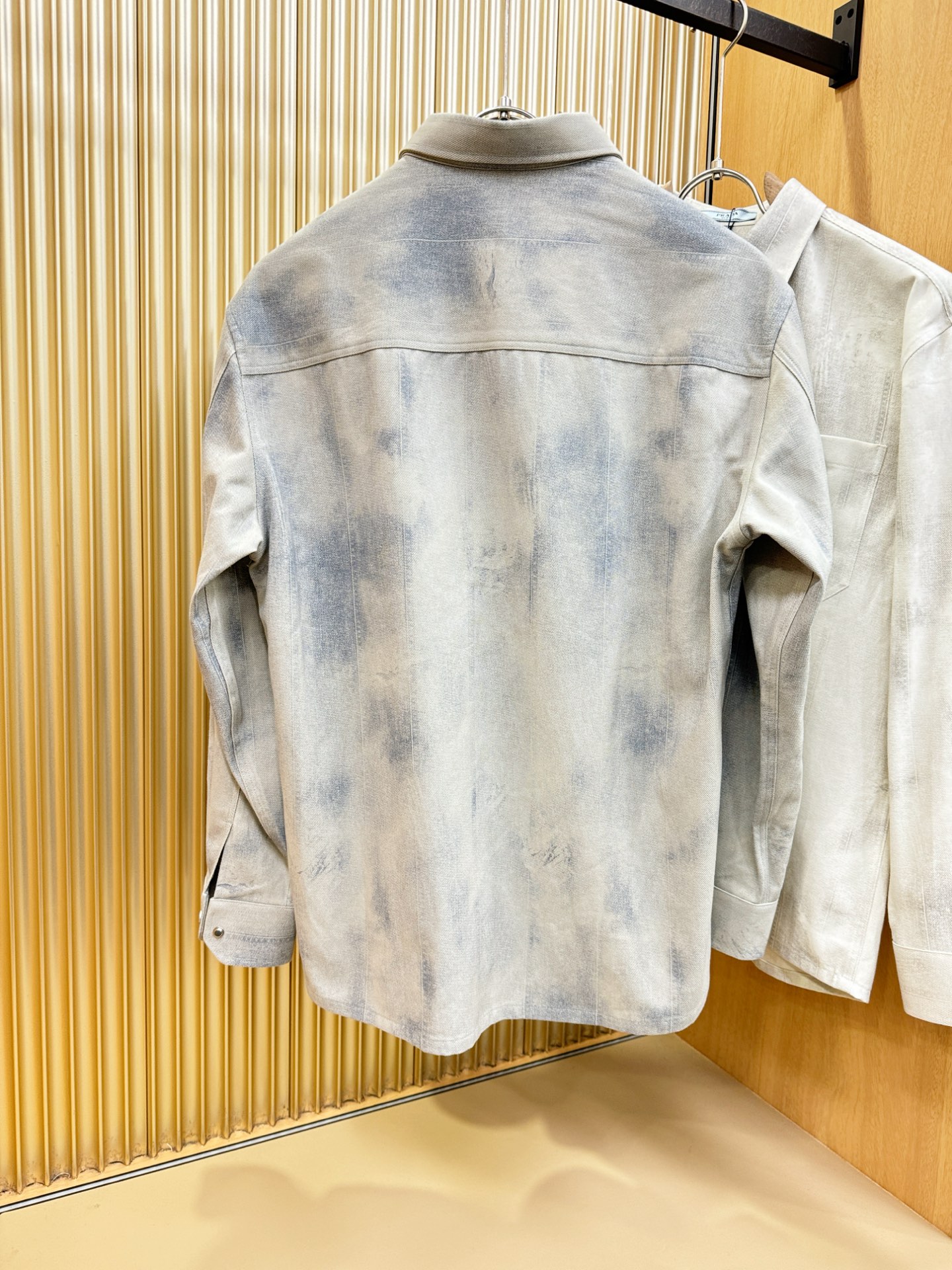 PRADA 普拉达 2025新款衬衫，贸易公司渠道稀出，领先官网发售！经典休闲衬衫搭配独特的设计，简洁干