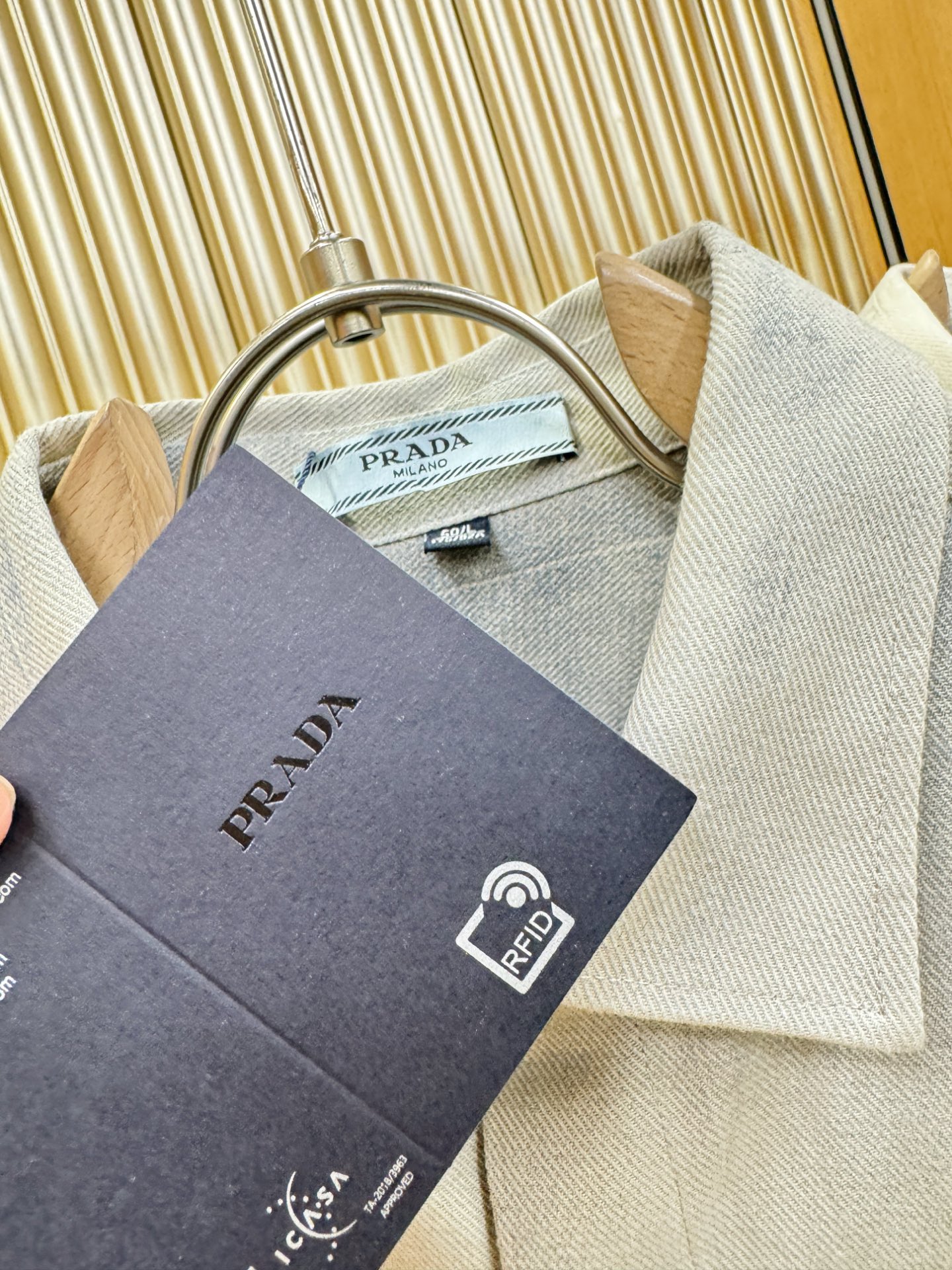 PRADA 普拉达 2025新款衬衫，贸易公司渠道稀出，领先官网发售！经典休闲衬衫搭配独特的设计，简洁干