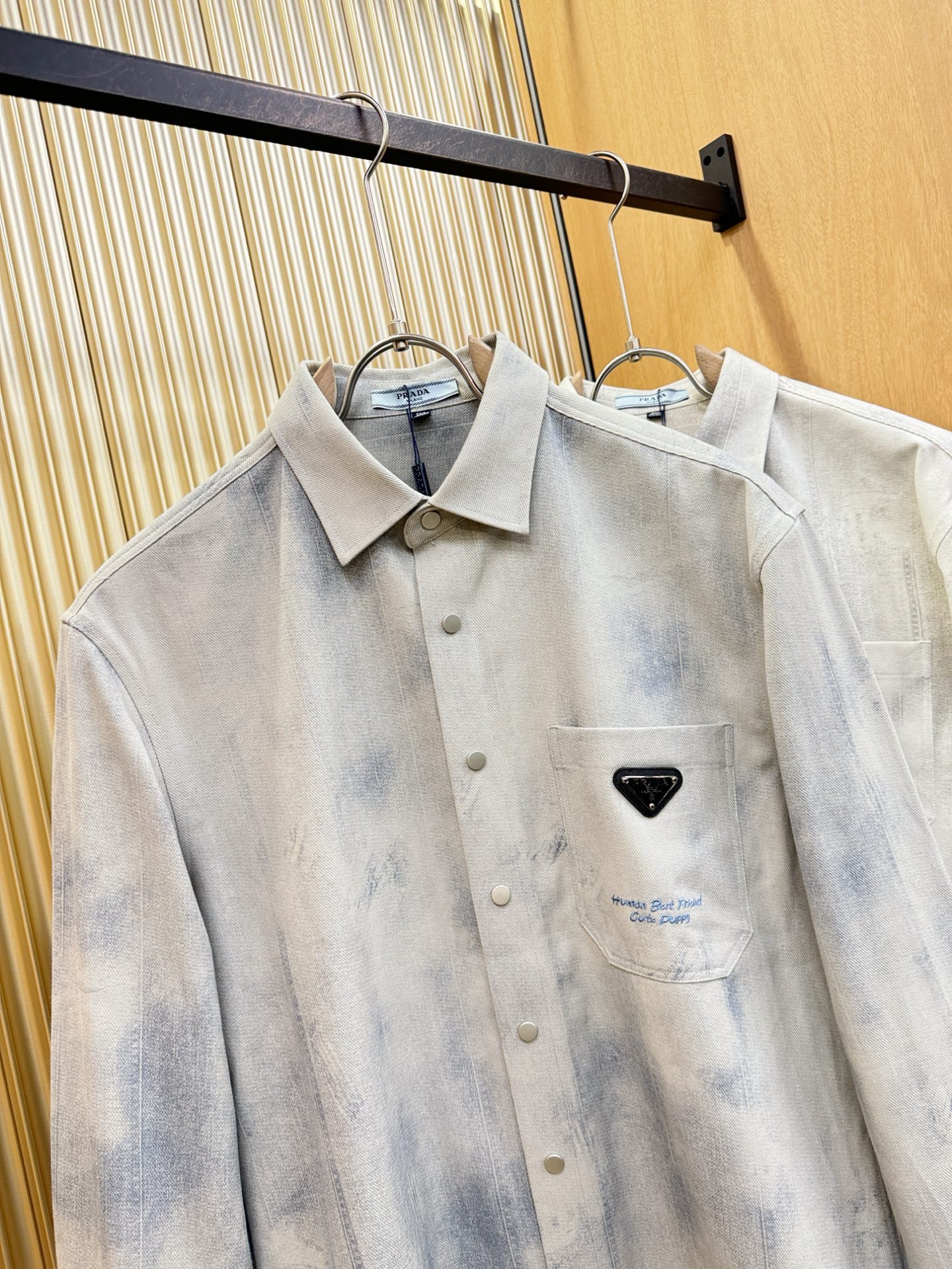 PRADA 普拉达 2025新款衬衫，贸易公司渠道稀出，领先官网发售！经典休闲衬衫搭配独特的设计，简洁干