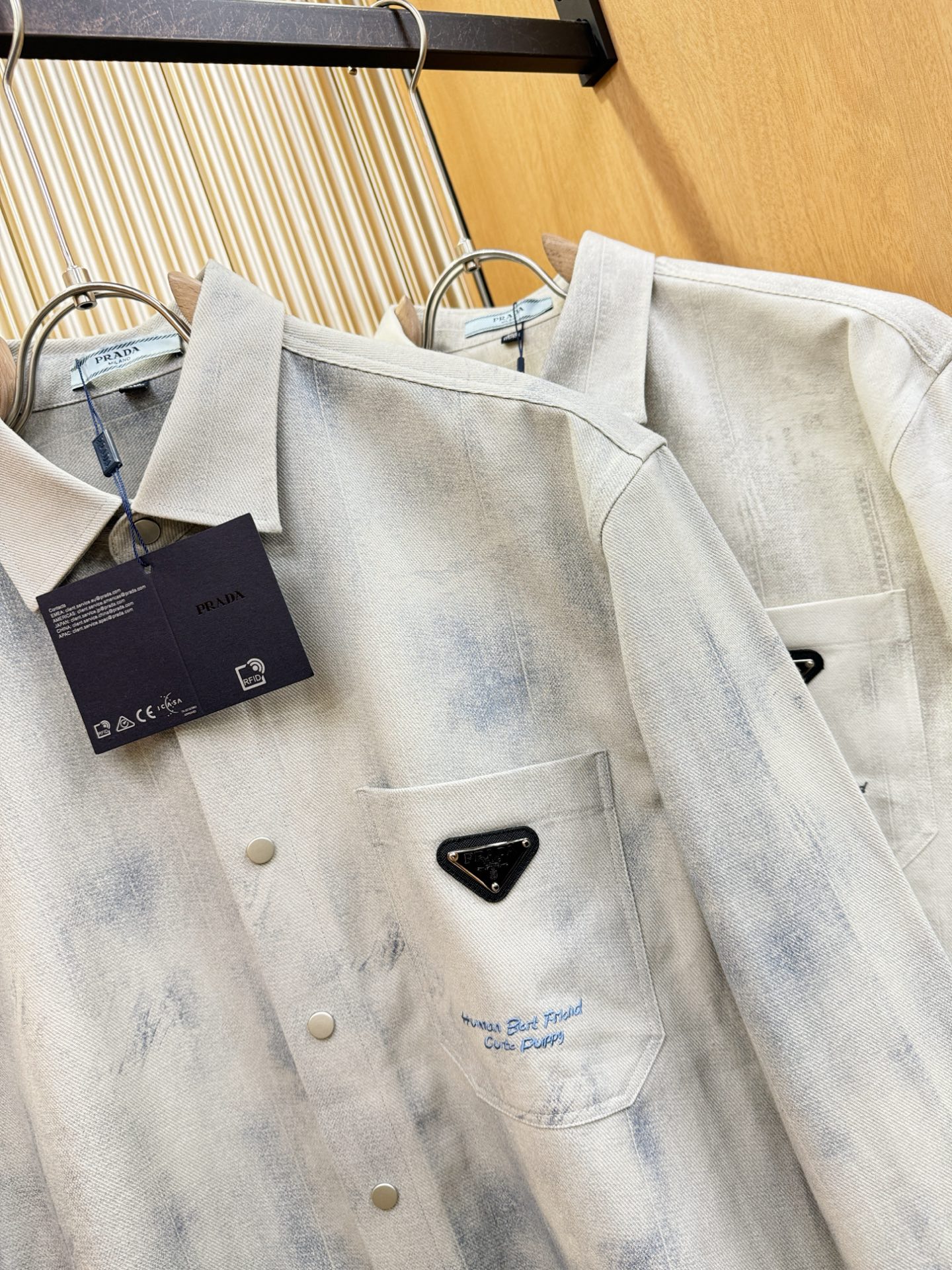 PRADA 普拉达 2025新款衬衫，贸易公司渠道稀出，领先官网发售！经典休闲衬衫搭配独特的设计，简洁干