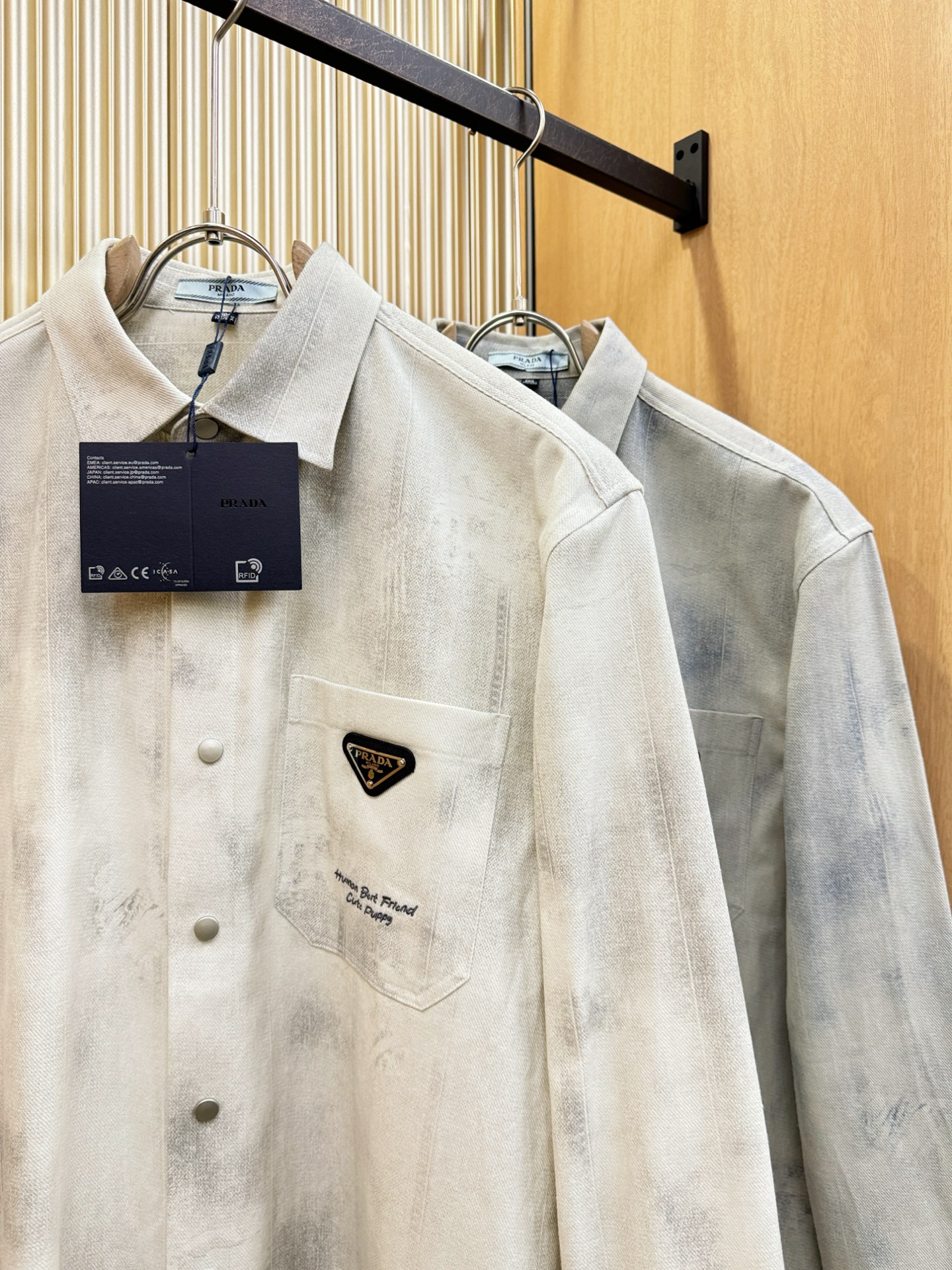 PRADA 普拉达 2025新款衬衫，贸易公司渠道稀出，领先官网发售！经典休闲衬衫搭配独特的设计，简洁干