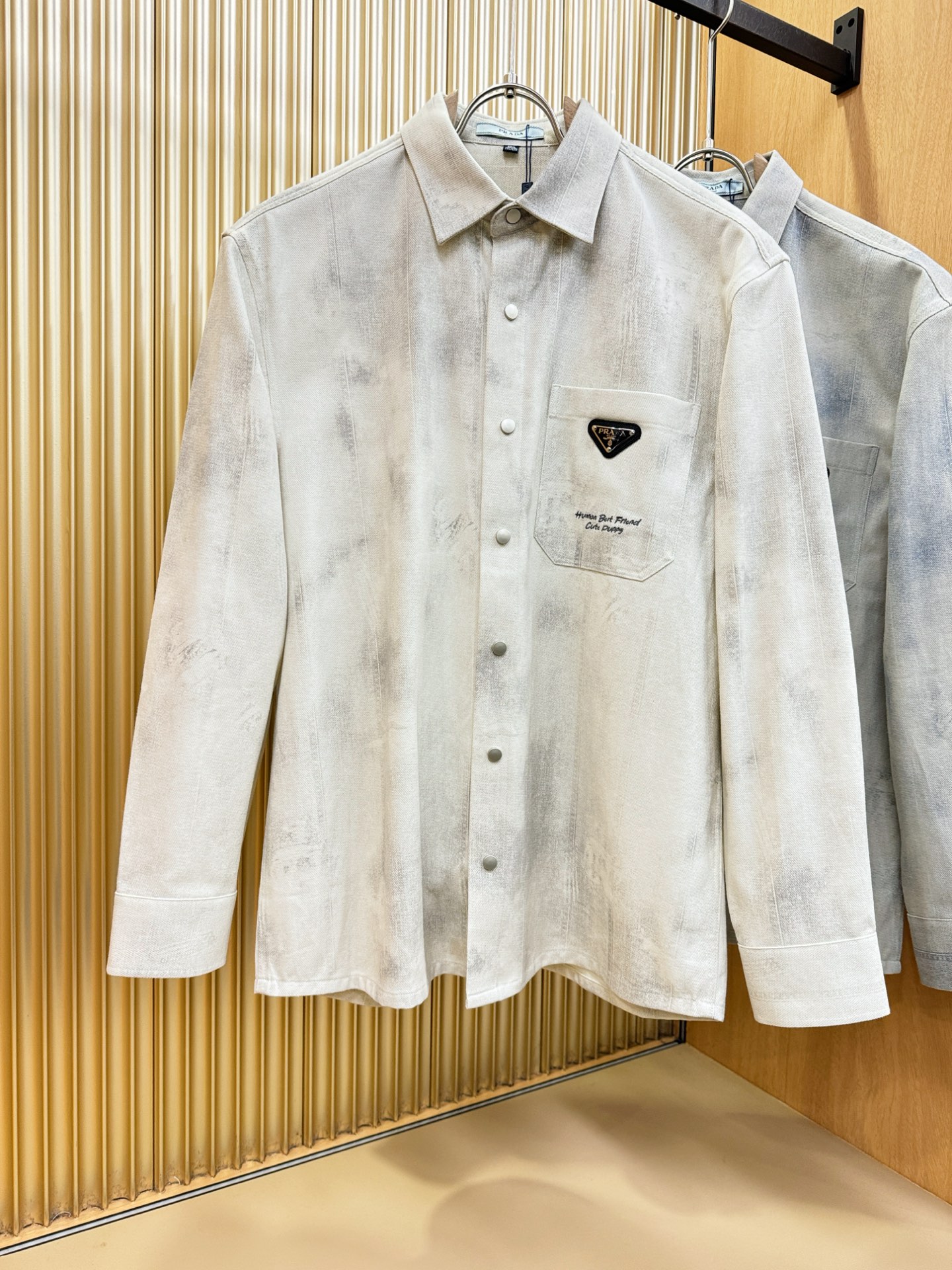 PRADA 普拉达 2025新款衬衫，贸易公司渠道稀出，领先官网发售！经典休闲衬衫搭配独特的设计，简洁干