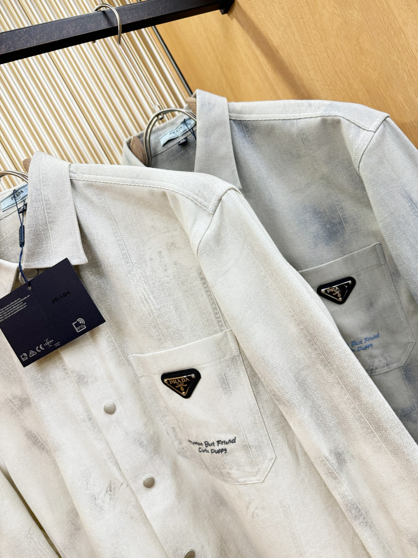 PRADA 普拉达 2025新款衬衫，贸易公司渠道稀出，领先官网发售！经典休闲衬衫搭配独特的设计，简洁干