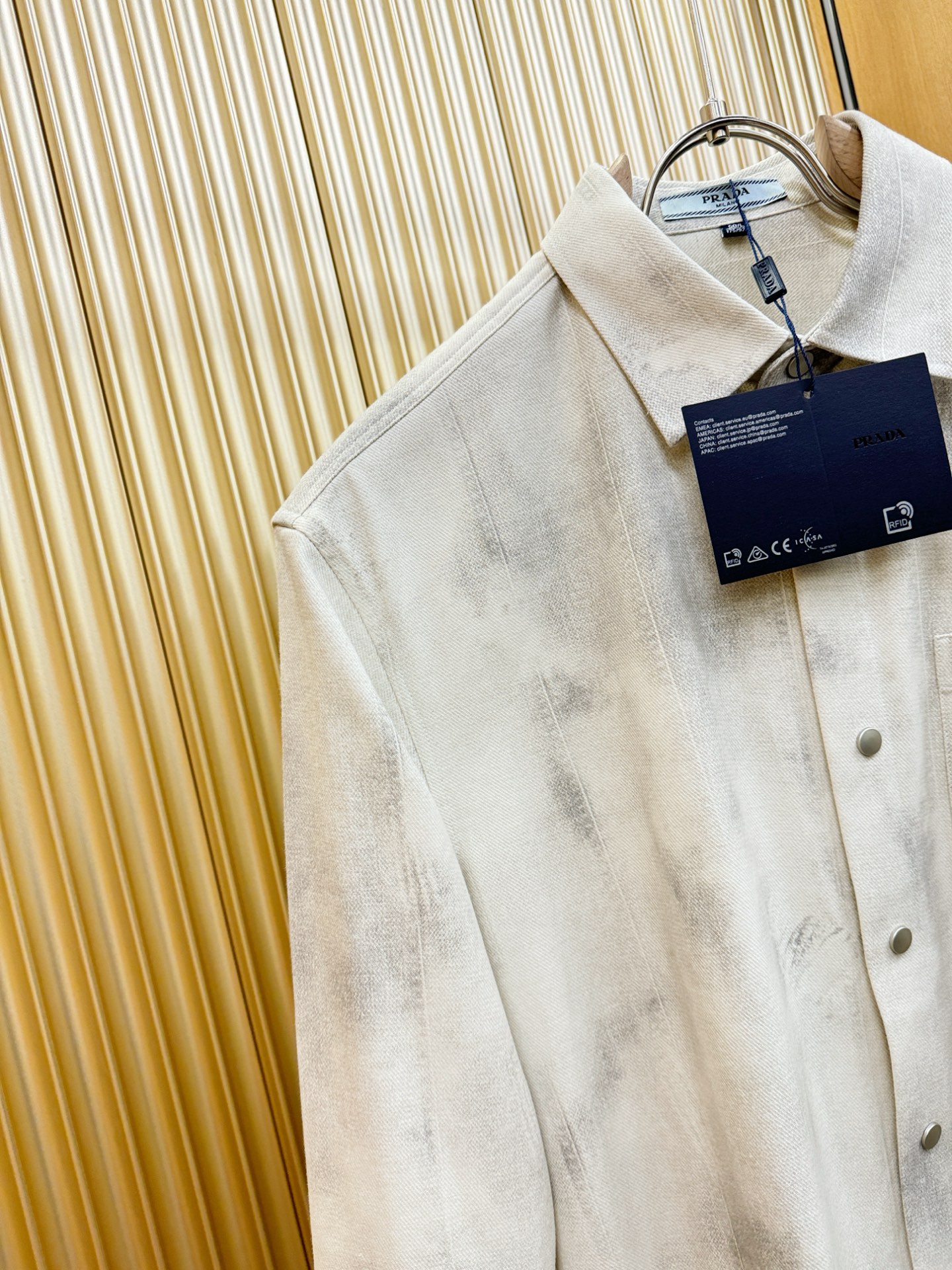 PRADA 普拉达 2025新款衬衫，贸易公司渠道稀出，领先官网发售！经典休闲衬衫搭配独特的设计，简洁干