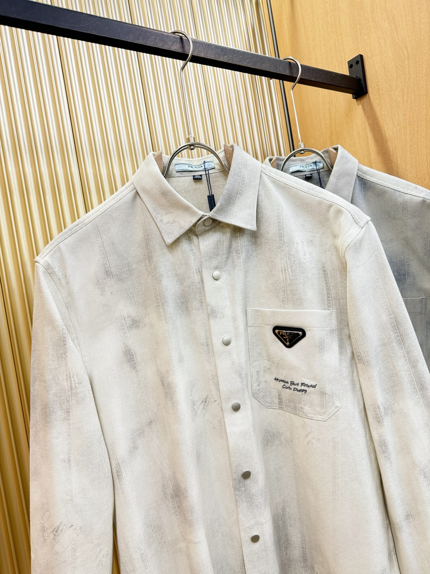 PRADA 普拉达 2025新款衬衫，贸易公司渠道稀出，领先官网发售！经典休闲衬衫搭配独特的设计，简洁干