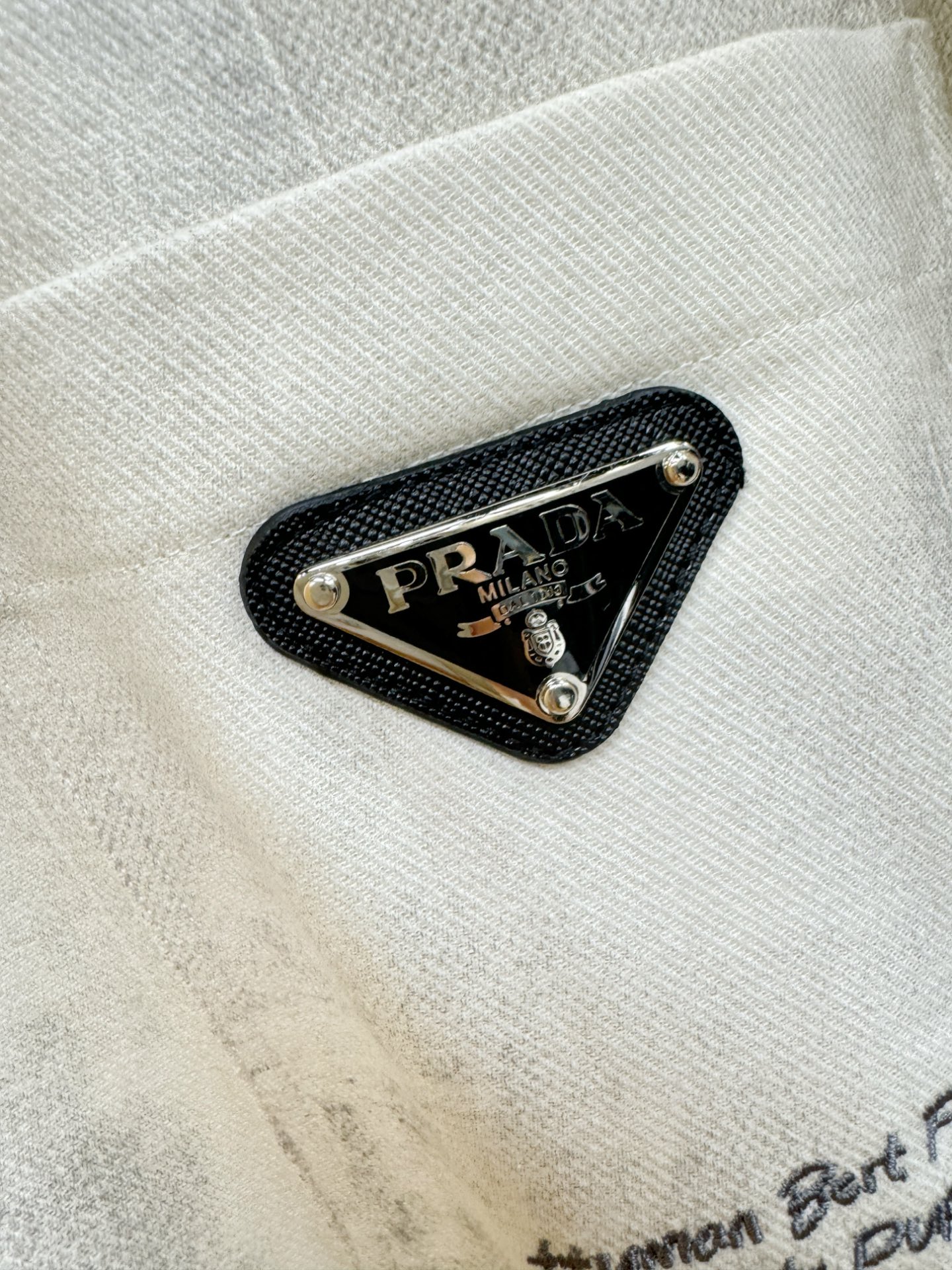 PRADA 普拉达 2025新款衬衫，贸易公司渠道稀出，领先官网发售！经典休闲衬衫搭配独特的设计，简洁干