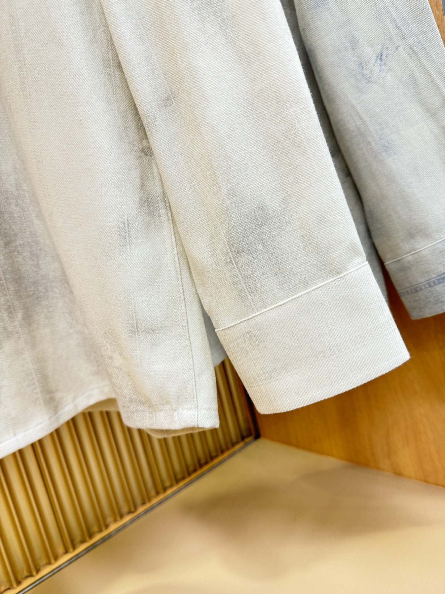 PRADA 普拉达 2025新款衬衫，贸易公司渠道稀出，领先官网发售！经典休闲衬衫搭配独特的设计，简洁干