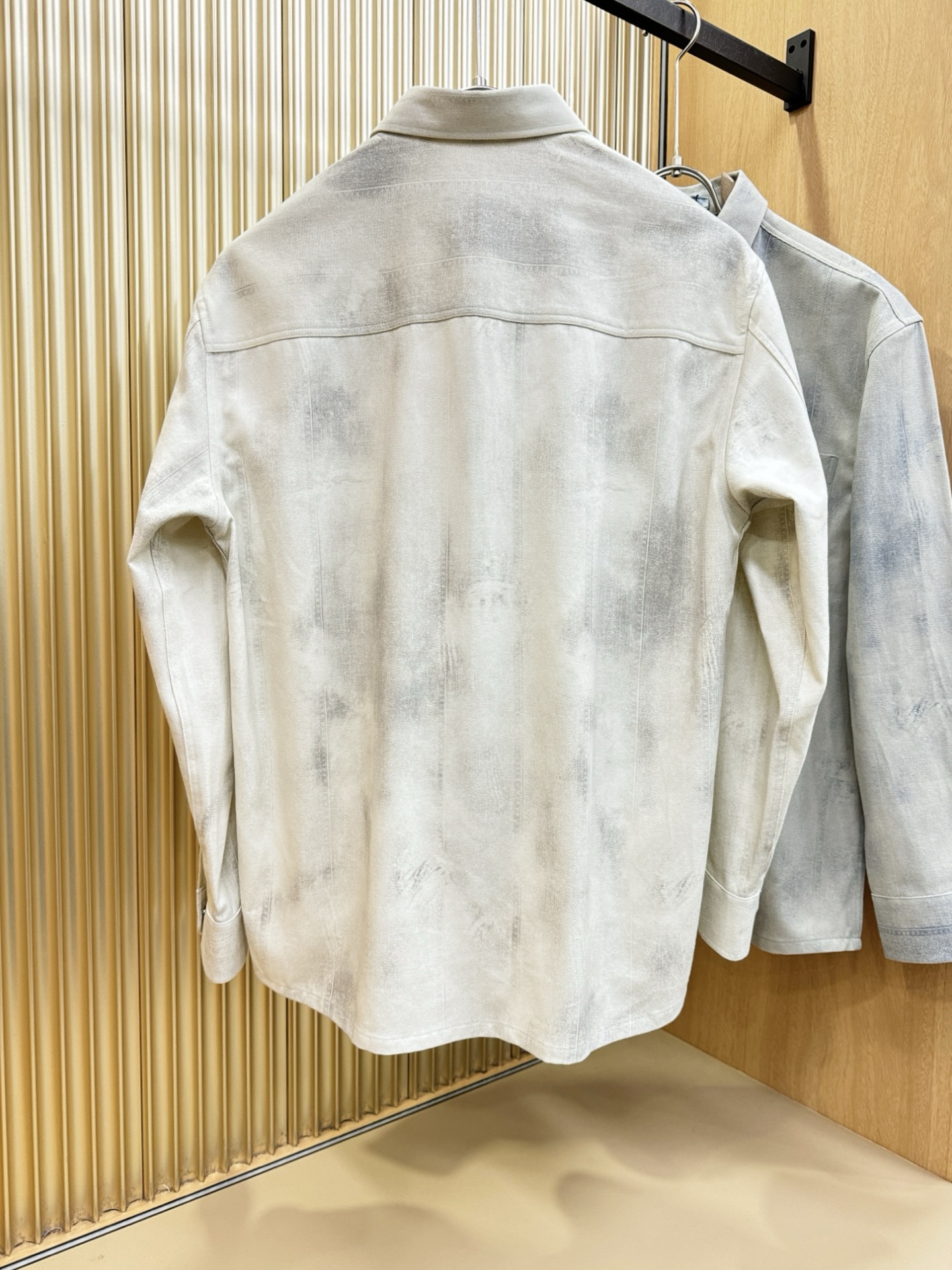 PRADA 普拉达 2025新款衬衫，贸易公司渠道稀出，领先官网发售！经典休闲衬衫搭配独特的设计，简洁干