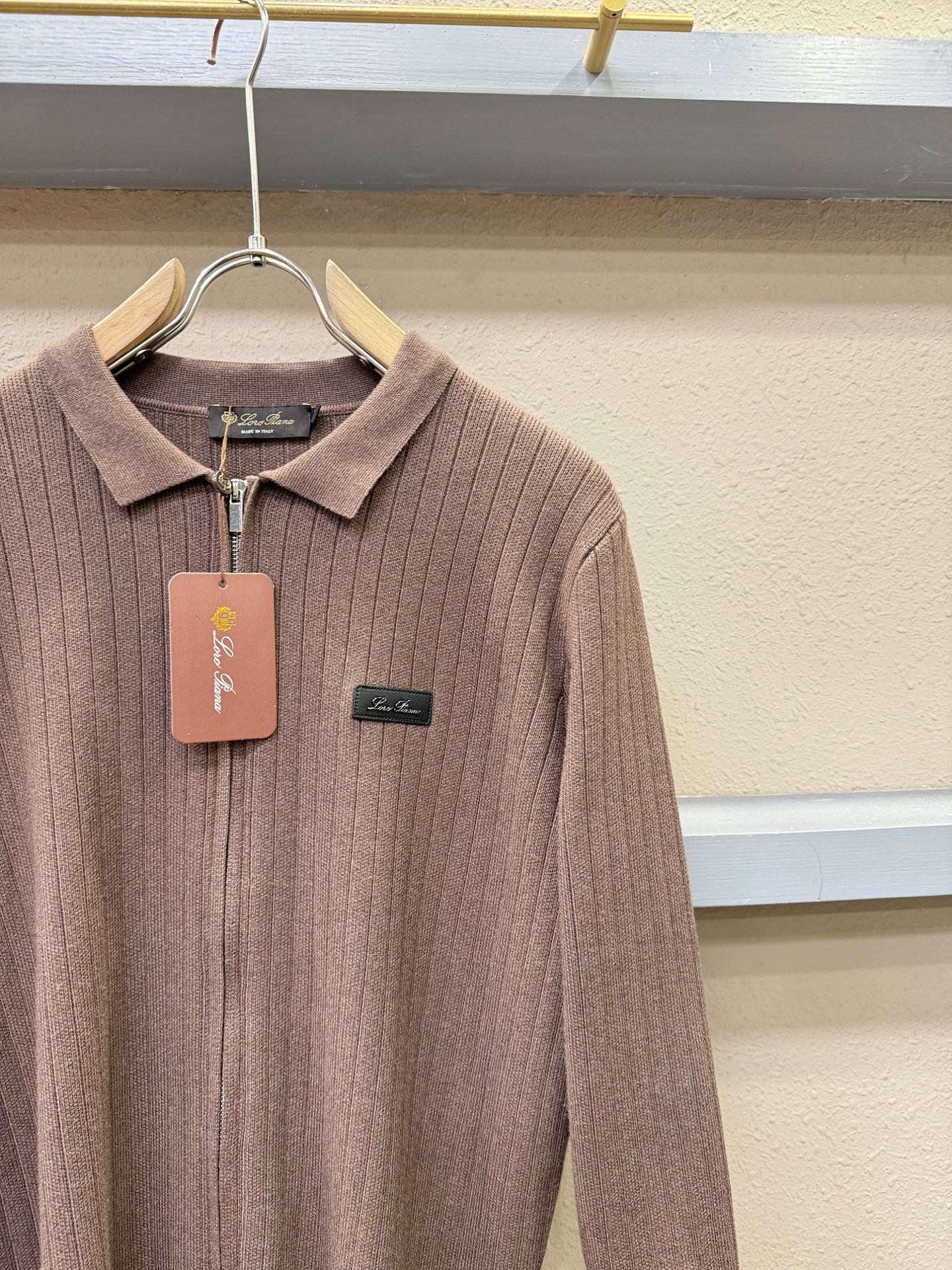 Loro Piana诺悠翩雅 新品爆款 2025秋冬新品拉链羊毛毛衣 胸前品牌Golo设计，经典简约大气